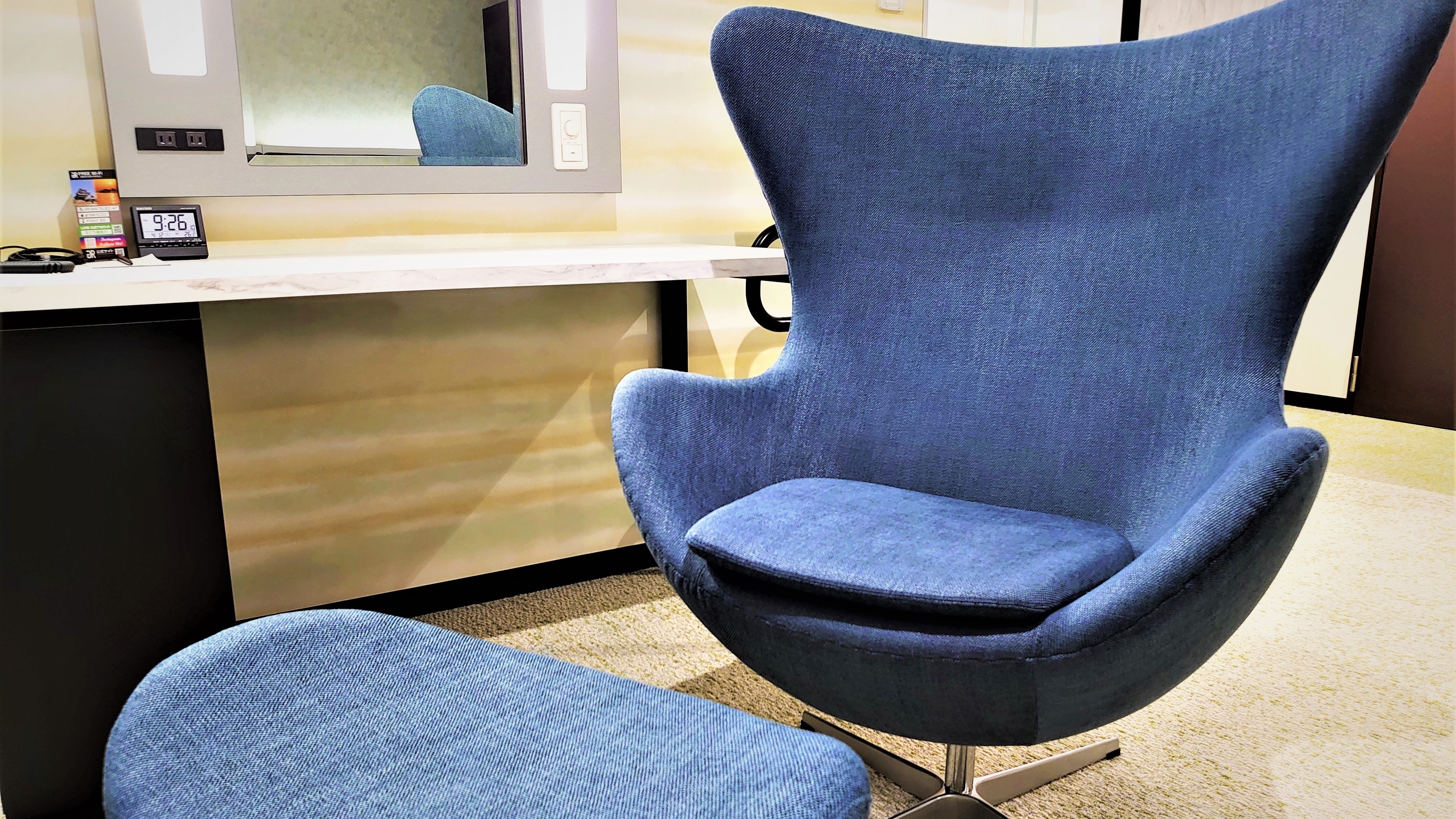 Executive room chair with ottoman