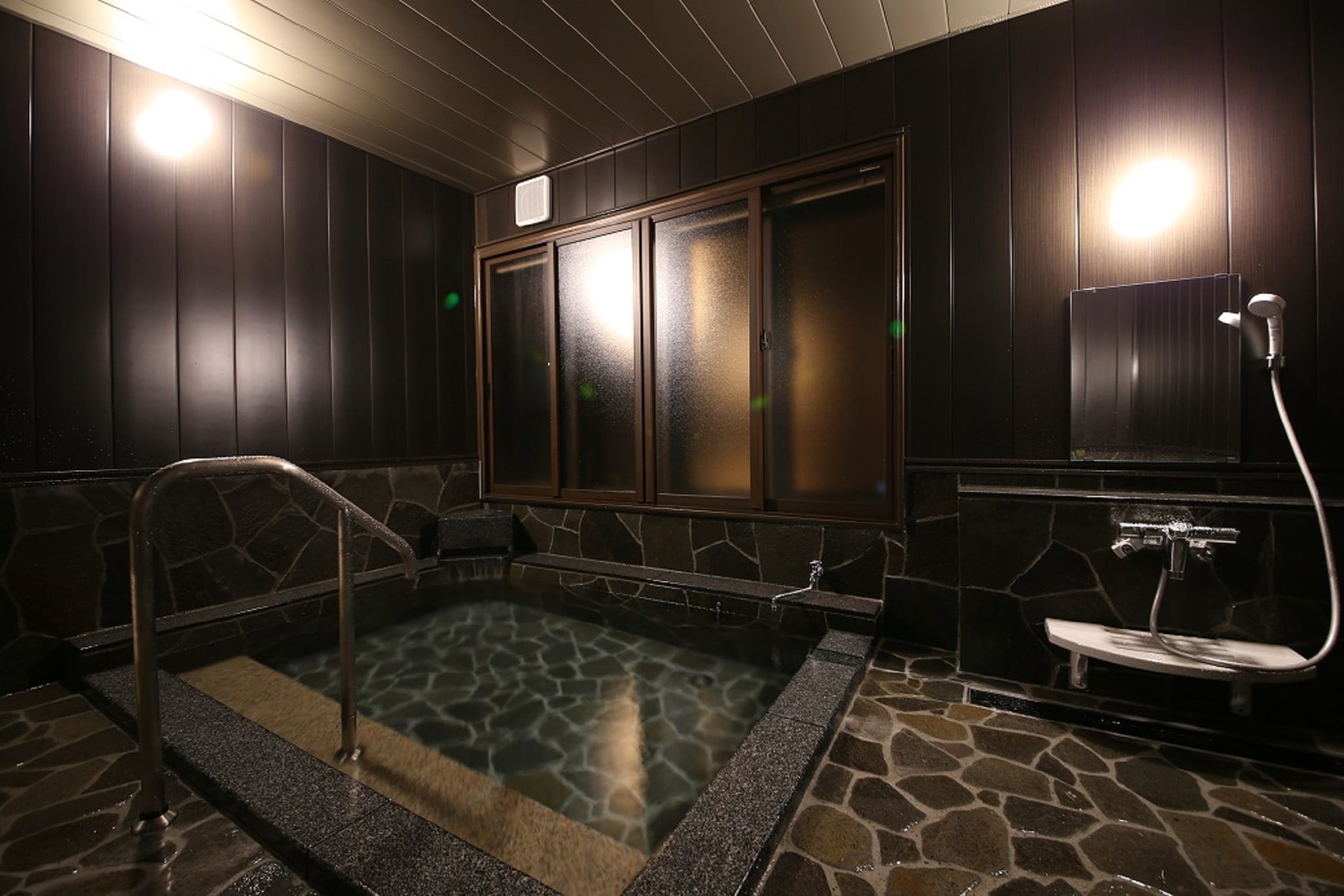 Separate guest room A large bath with a natural hot spring.