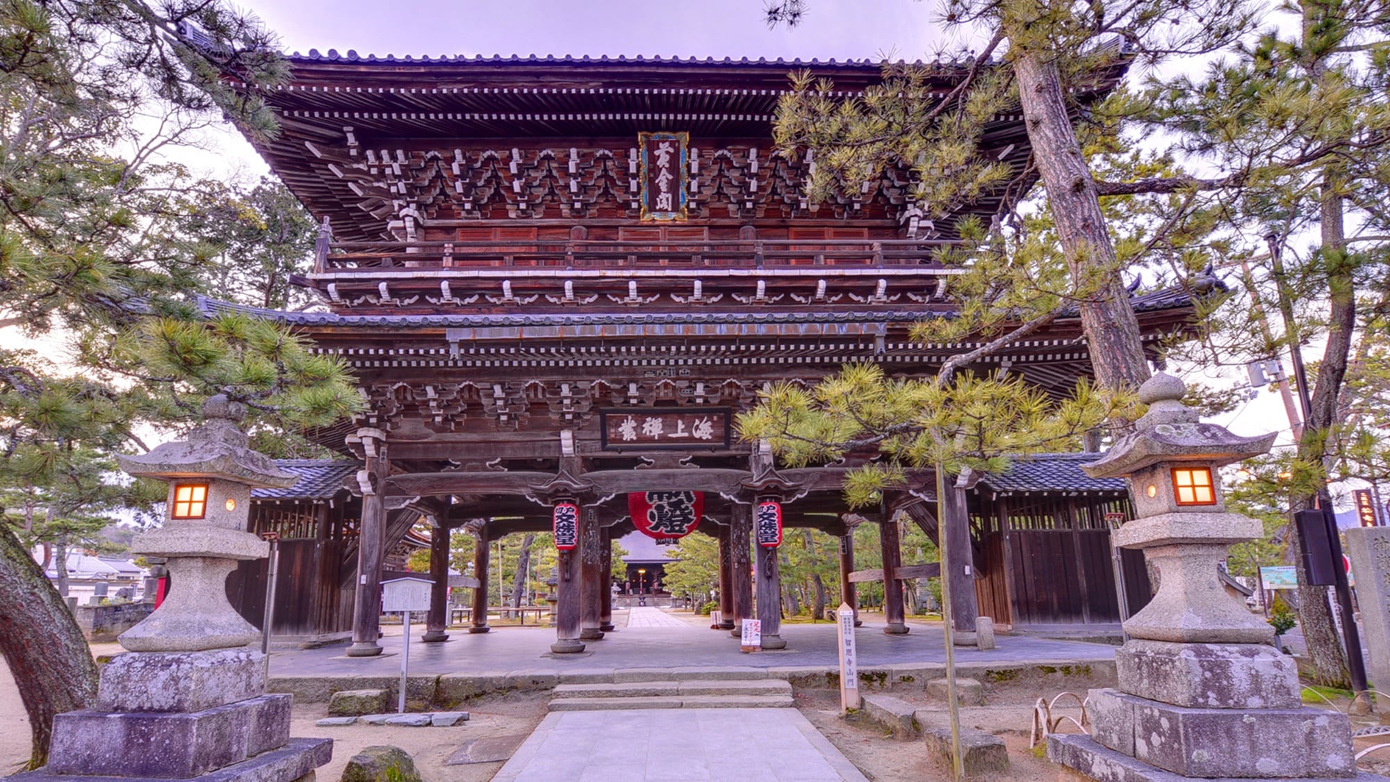 *[知恩寺] 从酒店步行2分钟。参拜被称为智慧文殊的知恩寺文殊堂，祈求学业有成、考试顺利。