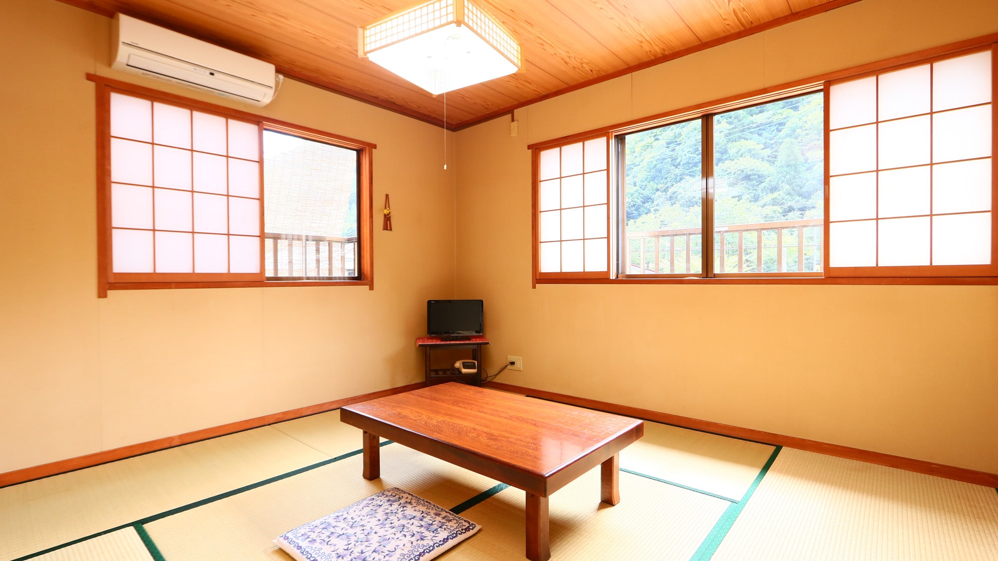 - Japanese-style room (8 tatami mats) -