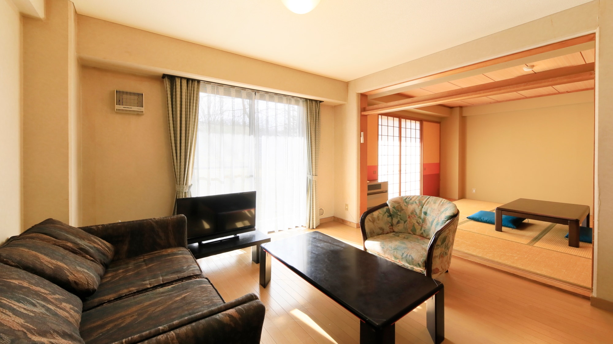 [East West Building 1st floor] Relax with your family in a Japanese-Western style room