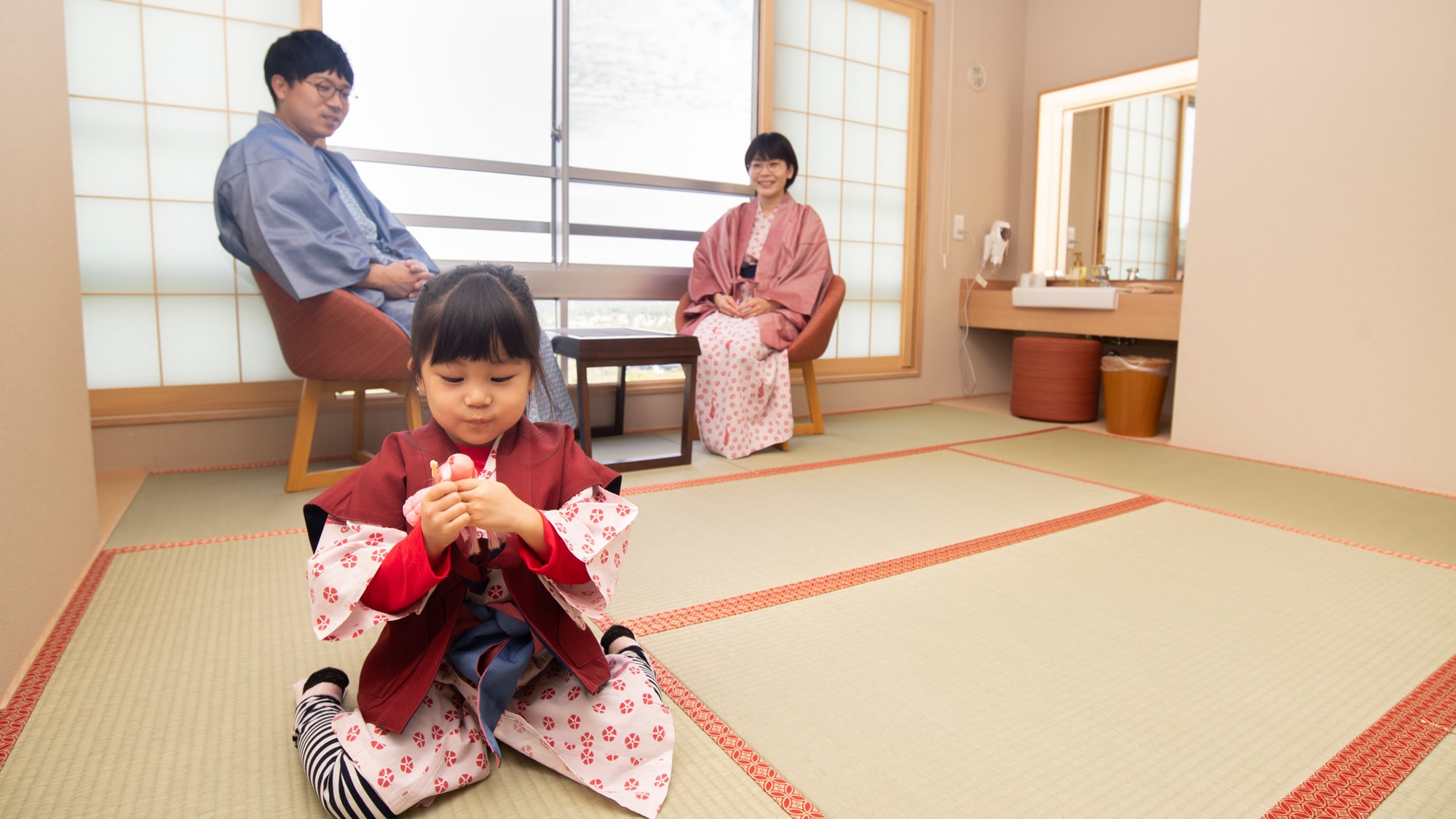 [14 tatami Japanese-style room mount view] There are no steps in the room, so it is safe for children and the elderly.