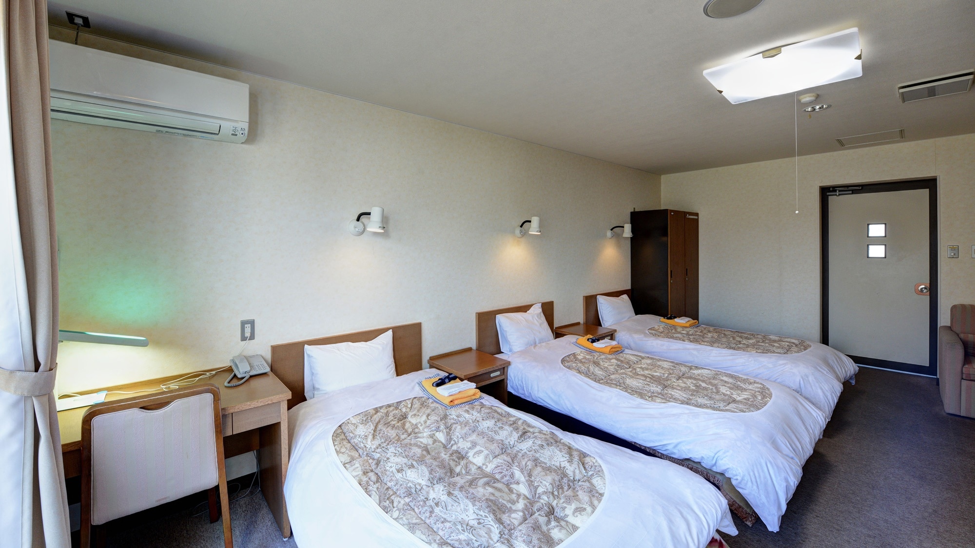 *[1st floor triple room] There is a table and sofa so you can use it spaciously.