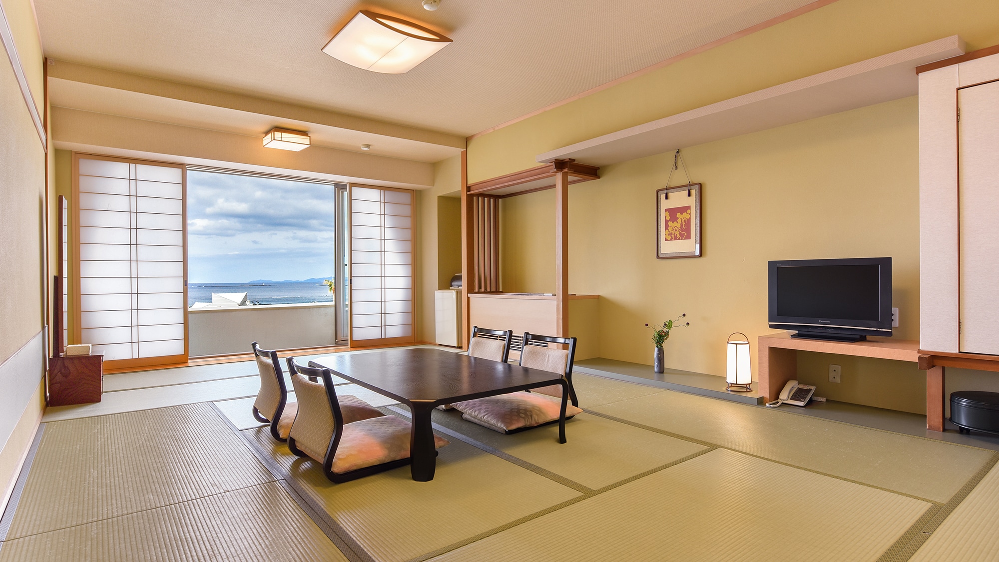 * [Japanese-style room 14 tatami mats (example)] All rooms have ocean views! The expression of the sea and the beauty of the setting sun seen from the window are exceptional.
