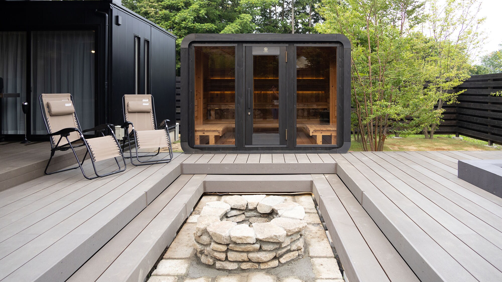 ・[三溫暖] 三溫暖是玻璃製成的，可以一邊流汗一邊欣賞外面的美景。