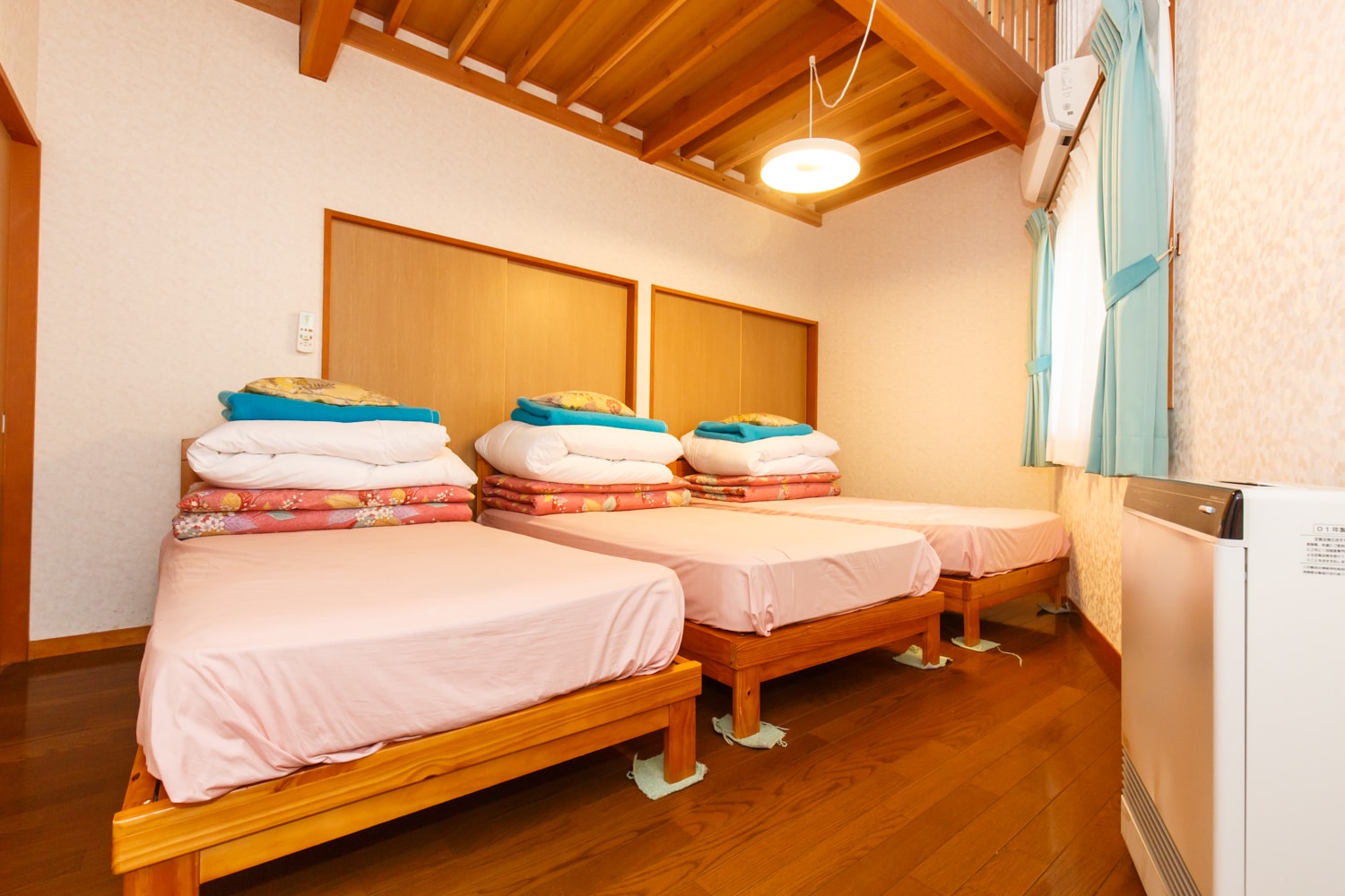 C-shaped 2nd floor Western-style room for 8 people