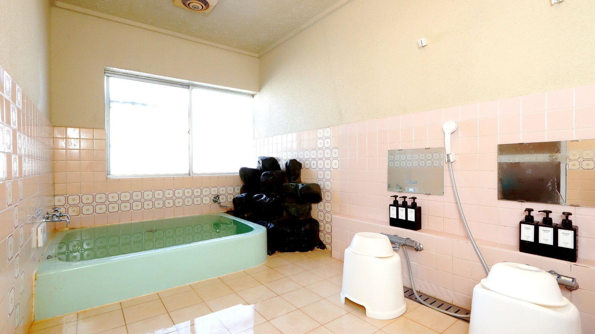 [อ่างอาบน้ำ] ห้องอาบน้ำในร่มสำหรับผู้ชาย โกะคายามะออนเซ็น โอเซะโนะยุ (อาบน้ำสมุนไพร) อ่อนโยนต่อผิวหนังและให้ความอบอุ่นแก่ร่างกาย