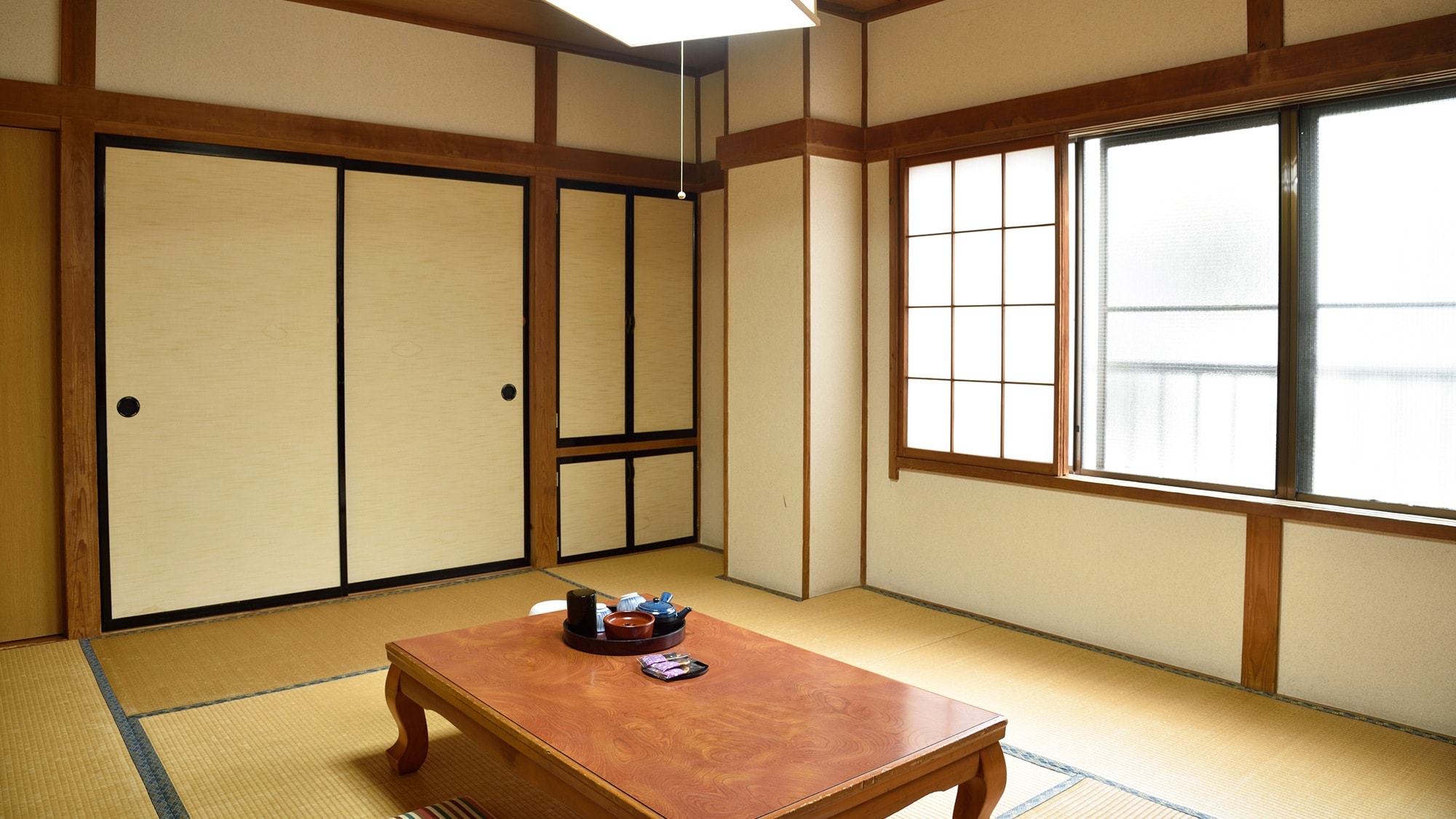 ・A relaxing Japanese-style room with 8 tatami mats (Old building)