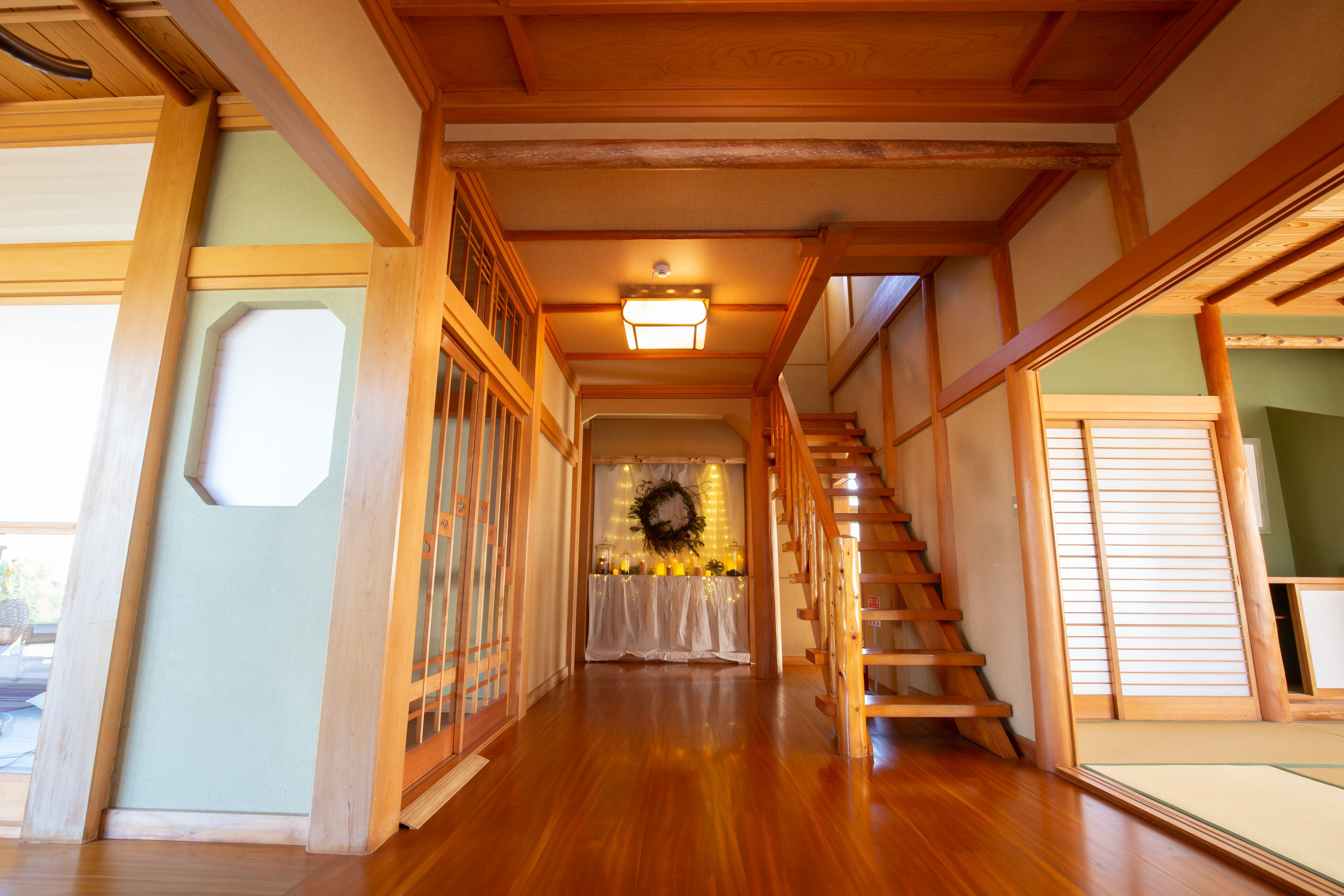 [Entrance] Go through the noren curtain...