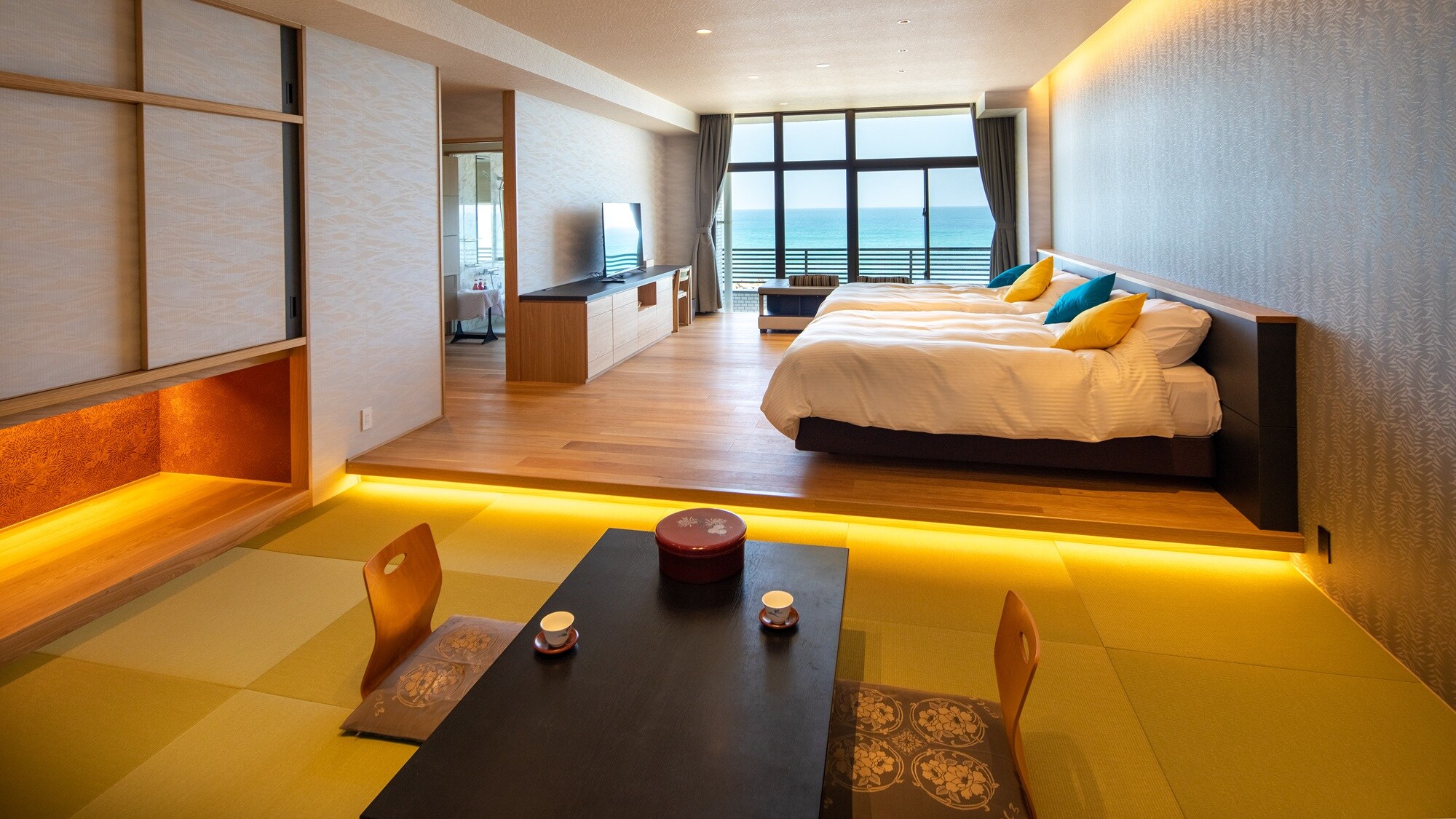 [Pemandangan laut ◆ Jr. Suite bergaya Jepang-Barat] Nikmati desain terbuka dengan dua kamar yang berdekatan.