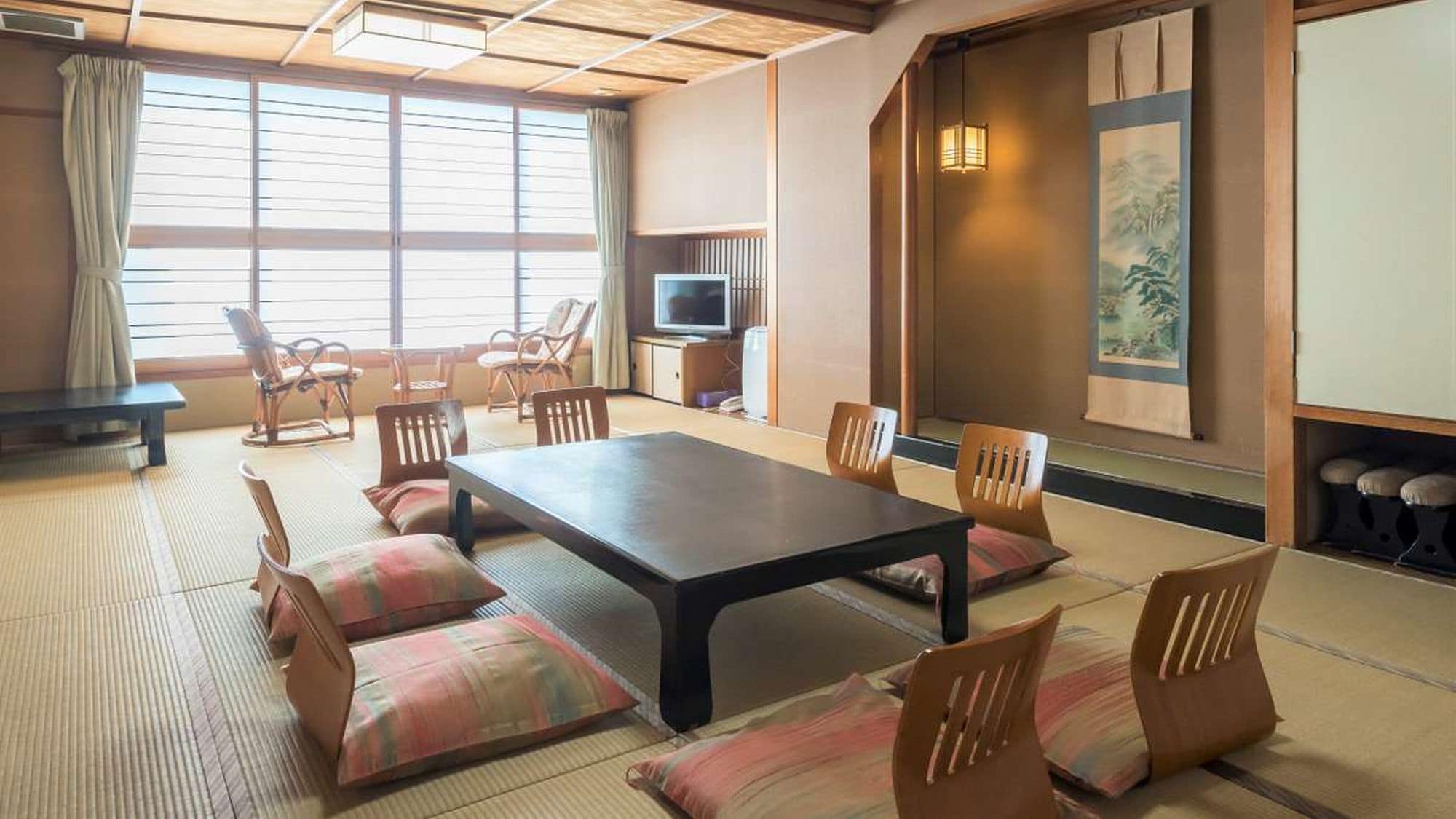 [Main building Japanese-style room, one example of a large room]