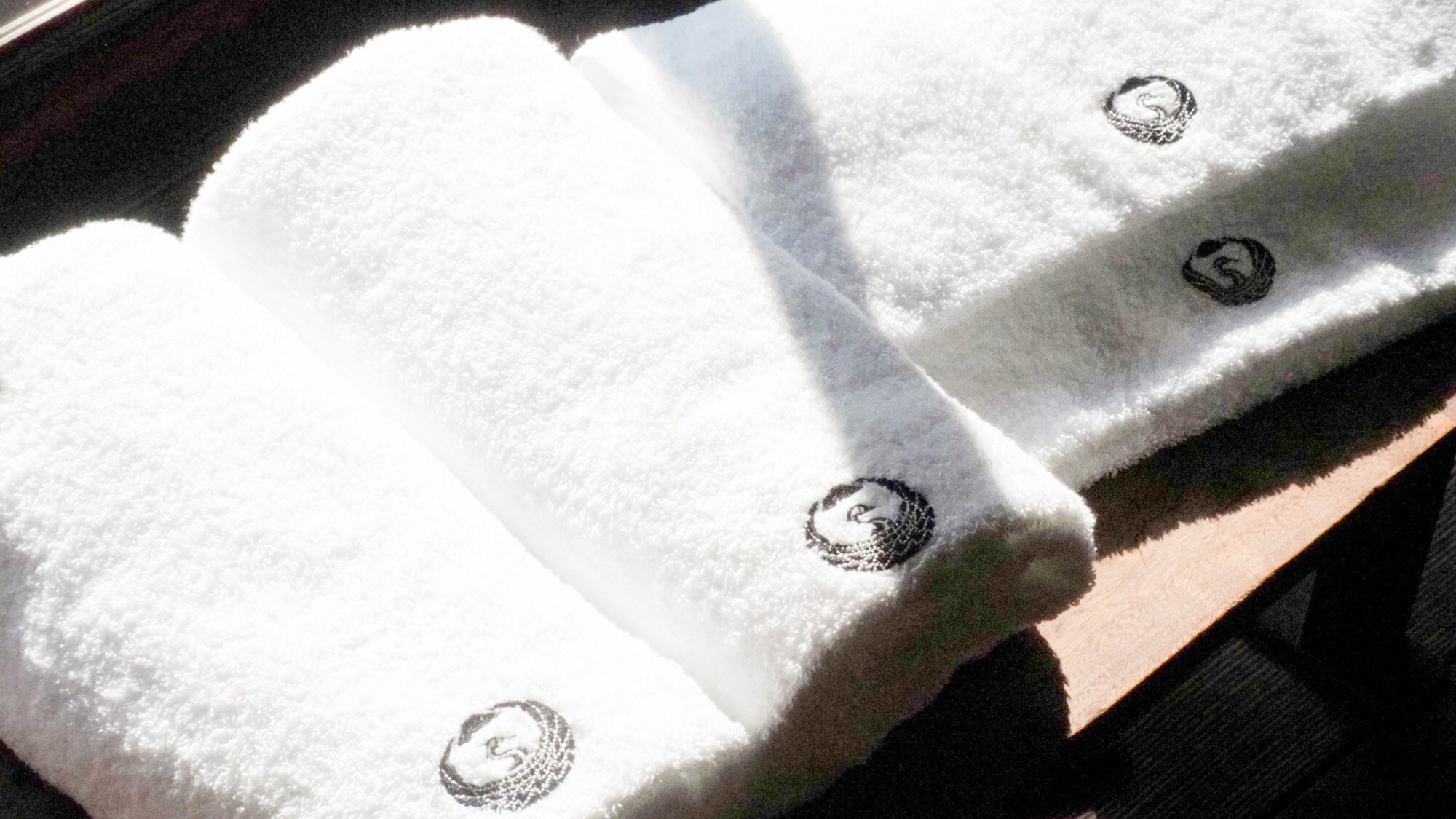 ・[Towels] These are towels with the original Saikaan logo. They are Imabari towels and are extremely comfortable to use.