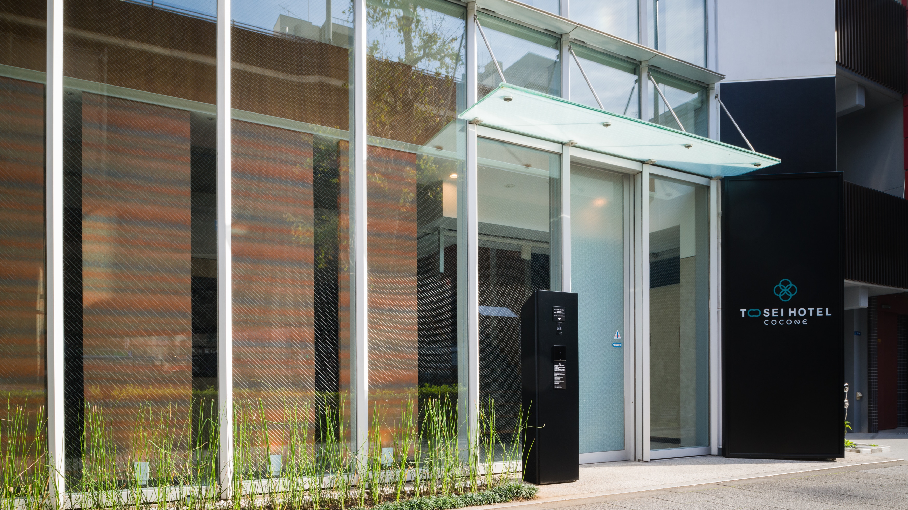 Hotel entrance (daytime)