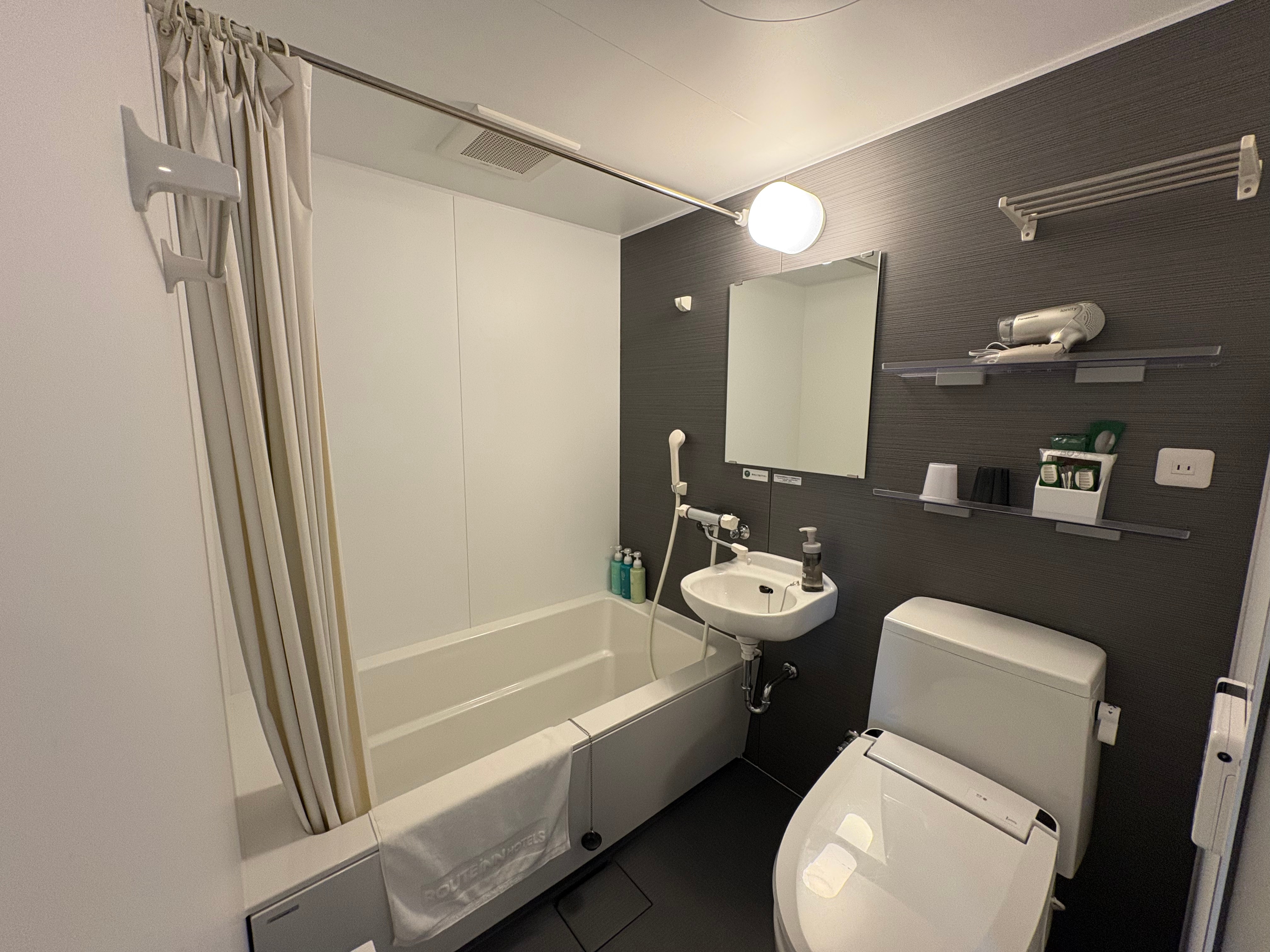 Kamar mandi unit kamar tamu tambahan