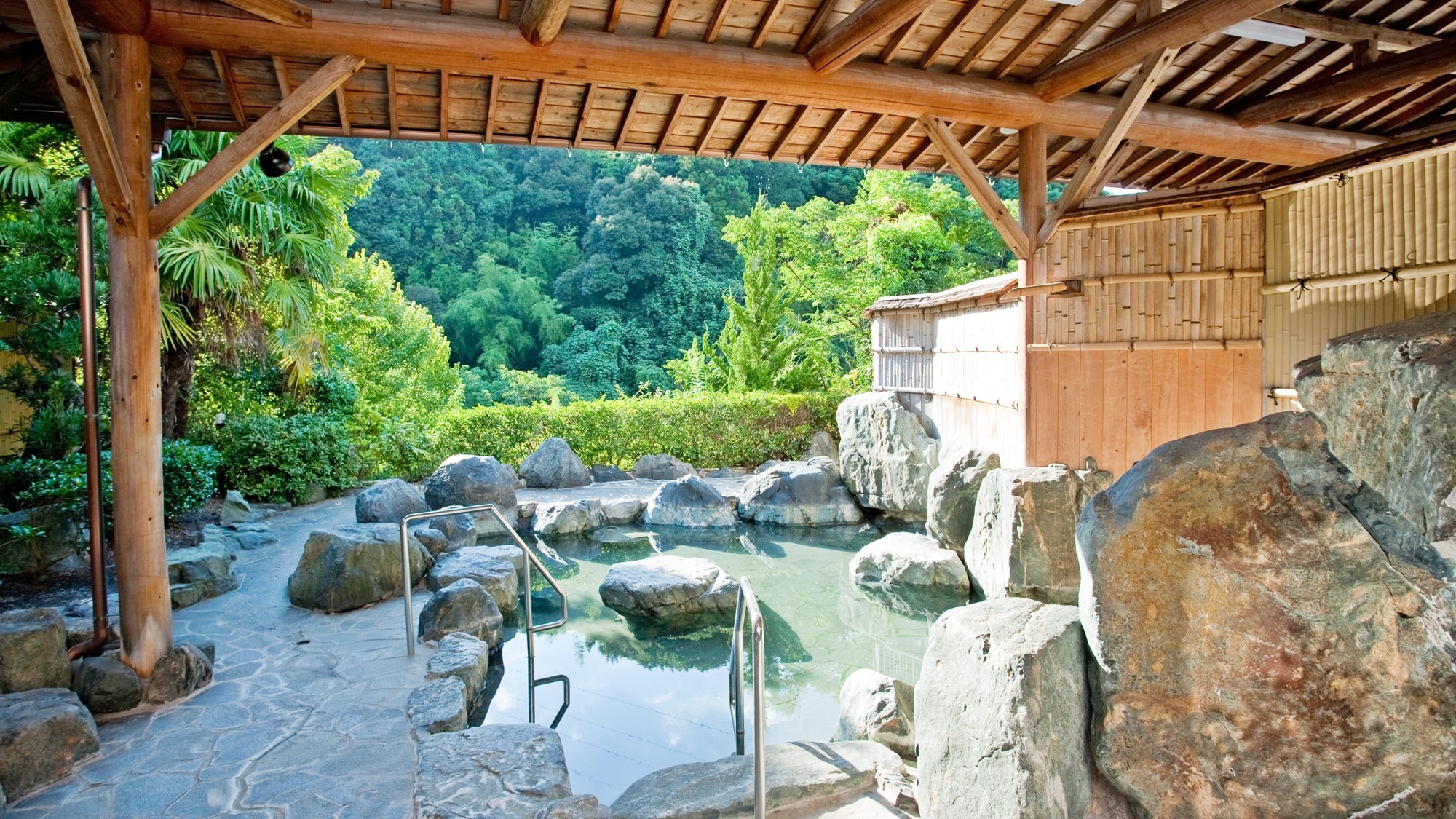 [Open-air bath] Enjoy the scenery of the four seasons.