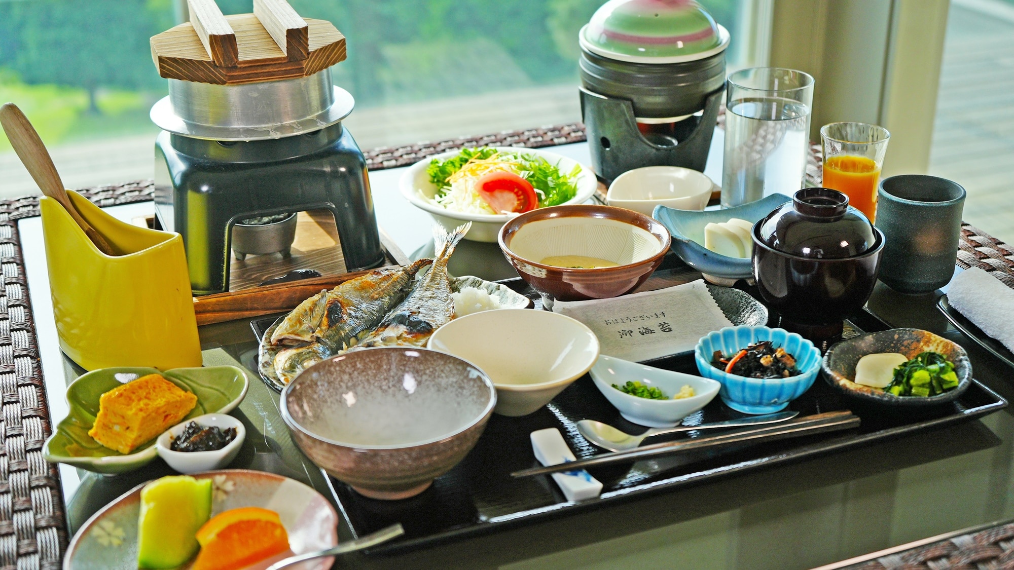 Breakfast: We offer Japanese cuisine including locally produced dried fish. Our specialty, "Hyakunin Tofu," which you can make yourself, is very popular.