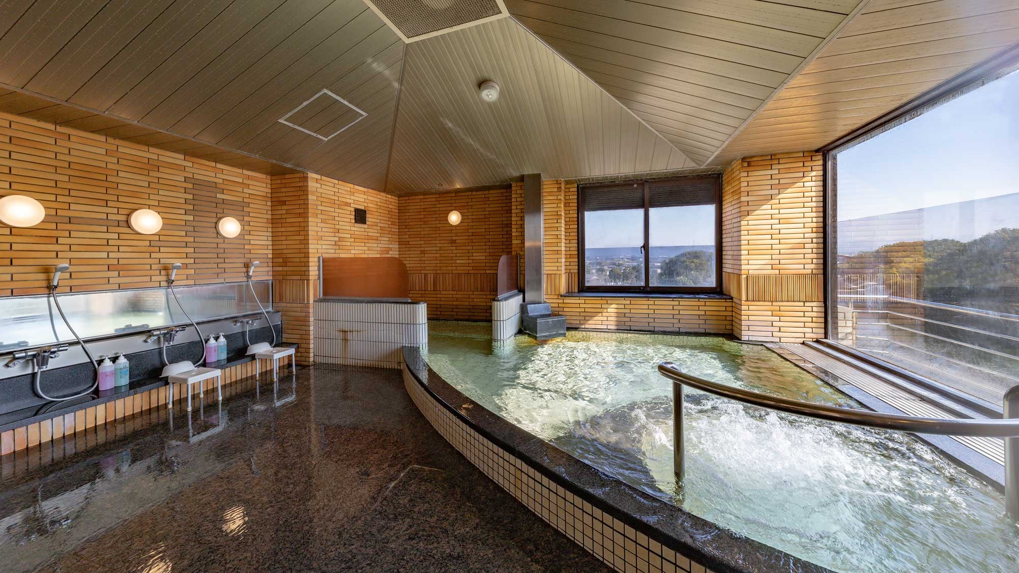 [Observation bath/men's bath] We boast a view overlooking the Yabe River and the camphor trees.
