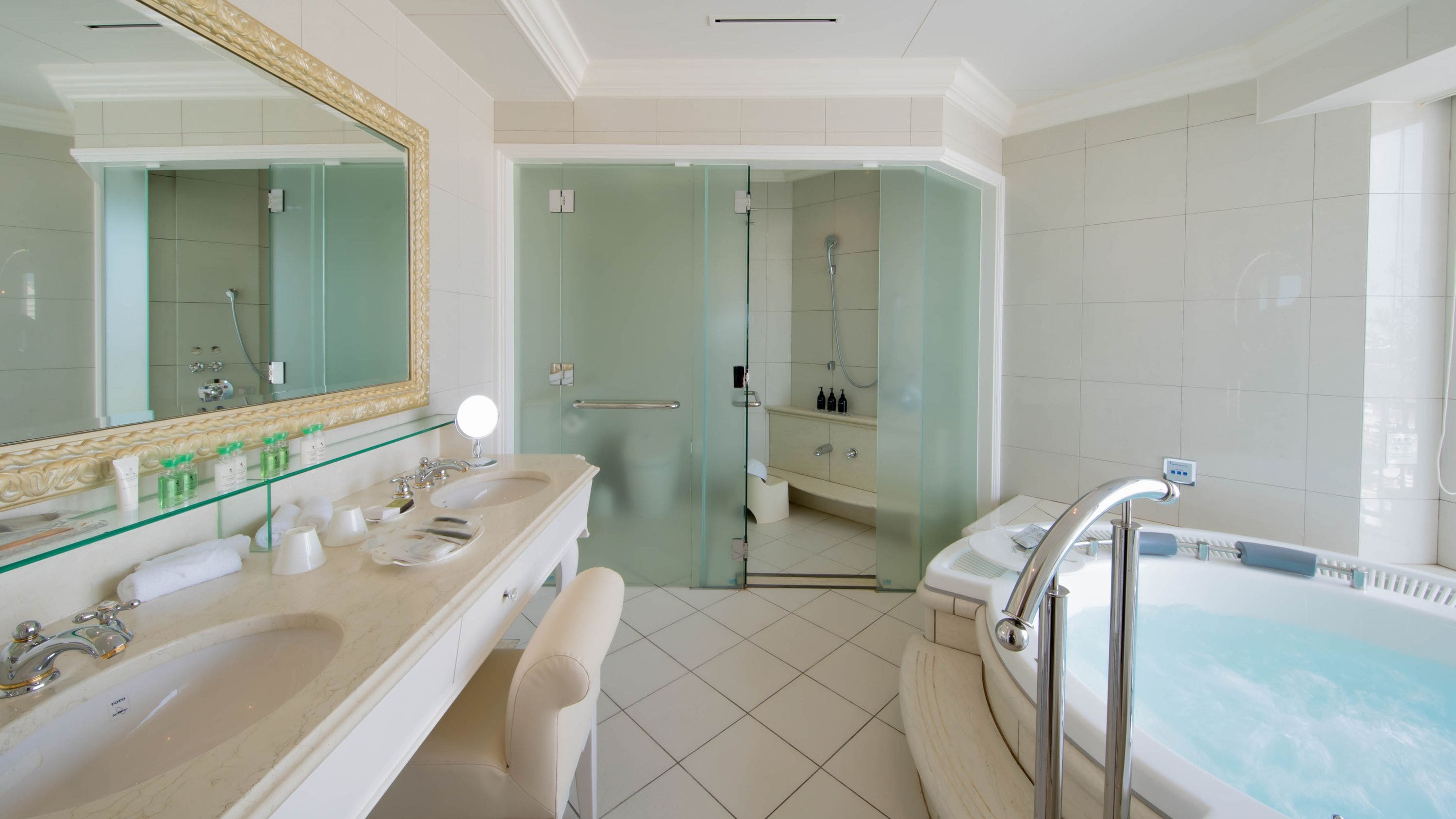 Jackson's large circular jacuzzi bath (Grace Suite)
