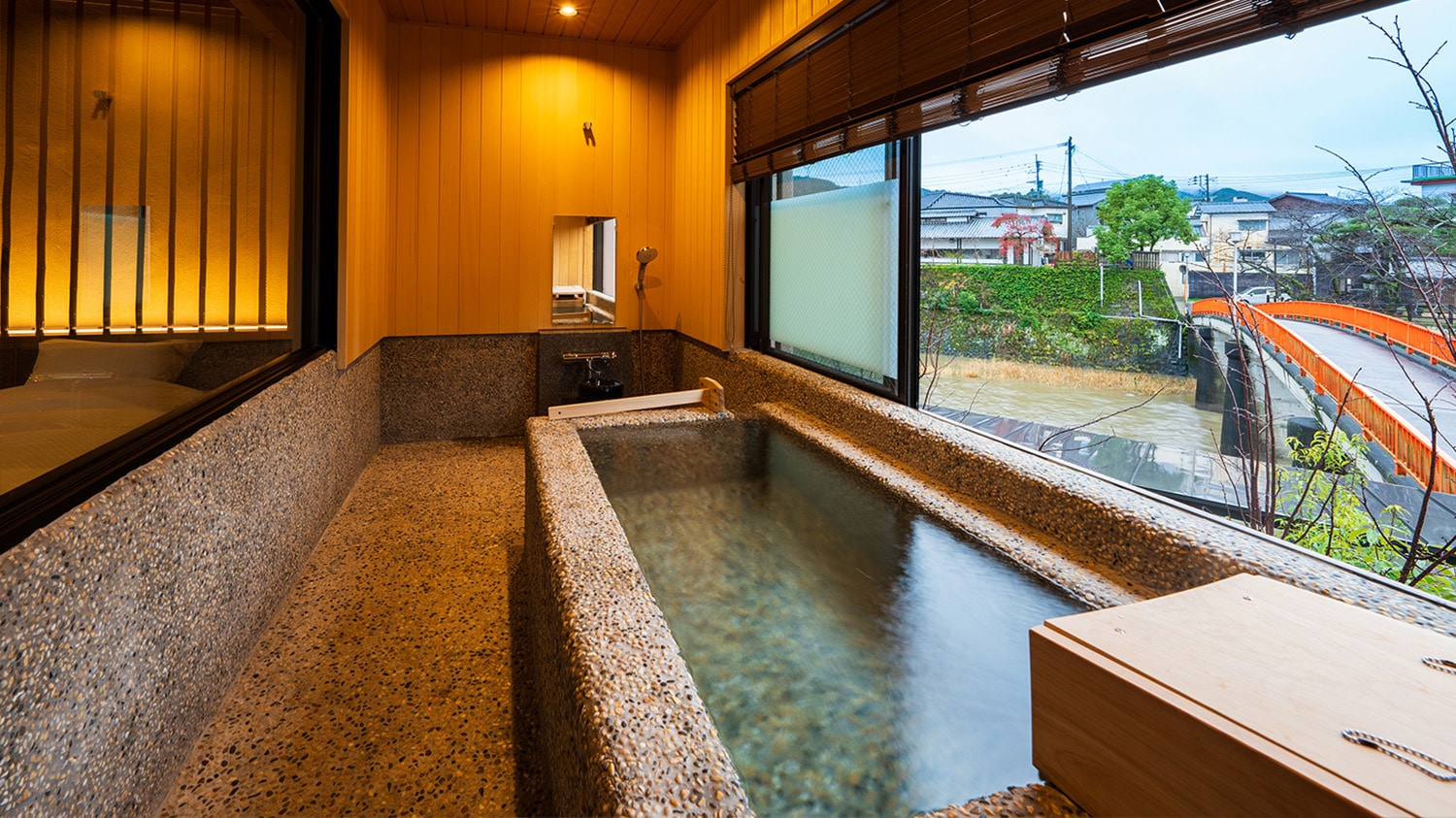 Room 205: Guest room with open-air observation bath