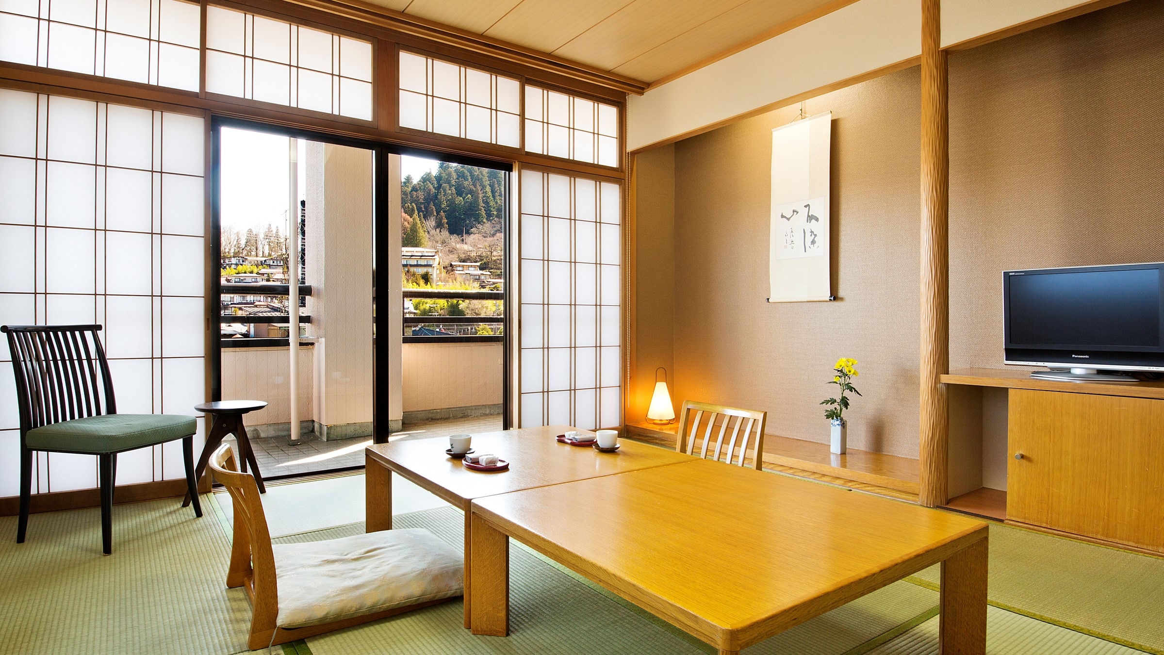 [River side 10 tatami mats-Non-smoking Japanese-style room] Japanese-style room overlooking the red Nakabashi and Miyagawa