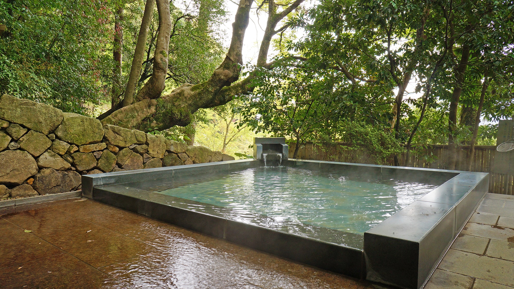 [Suizan no Yu] Outdoor bath (men's bath) with natural hot spring water