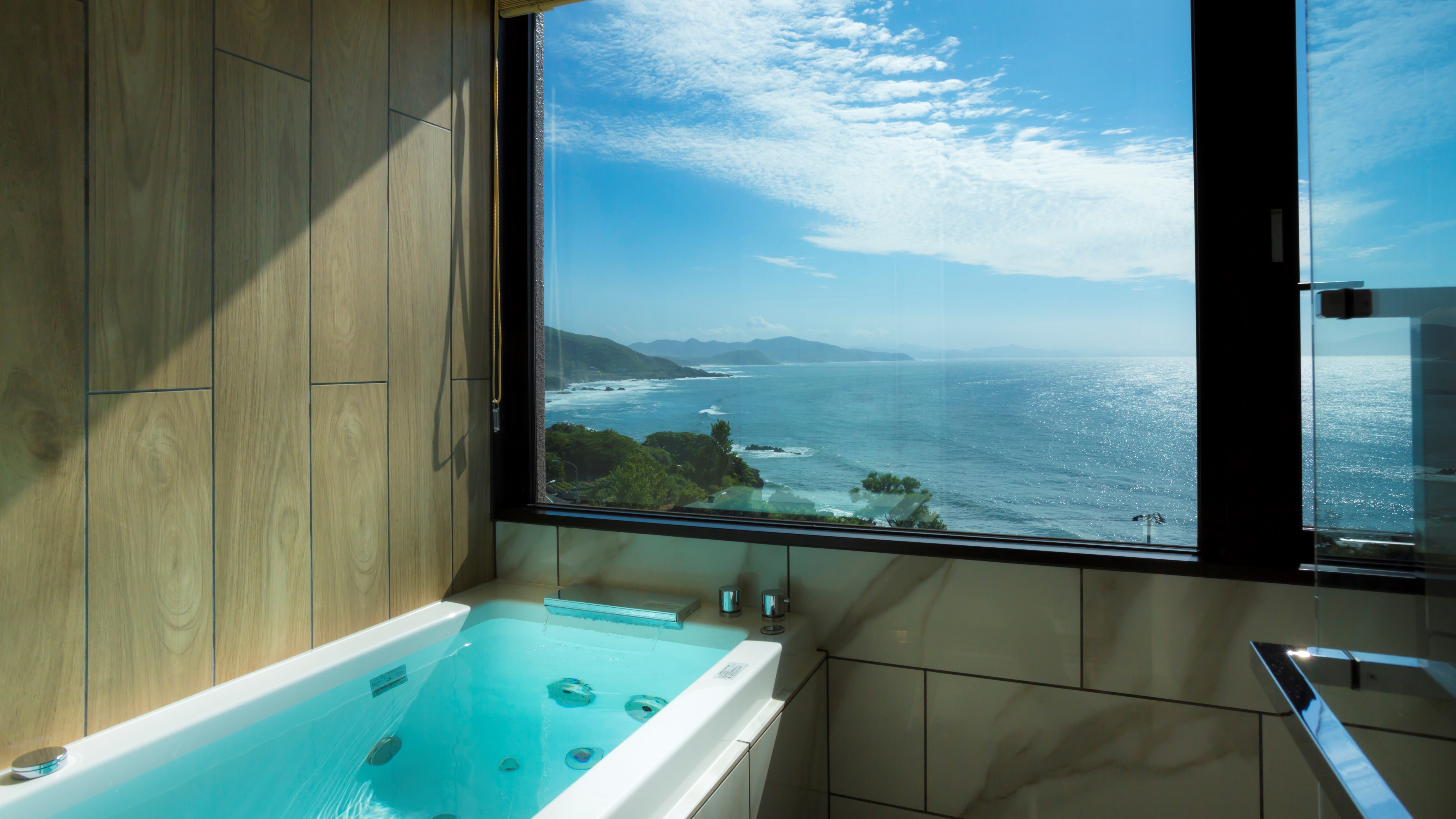 [Top floor special room "Tenku"] You can overlook the beautiful sea from the guest room observation bath with ocean view.