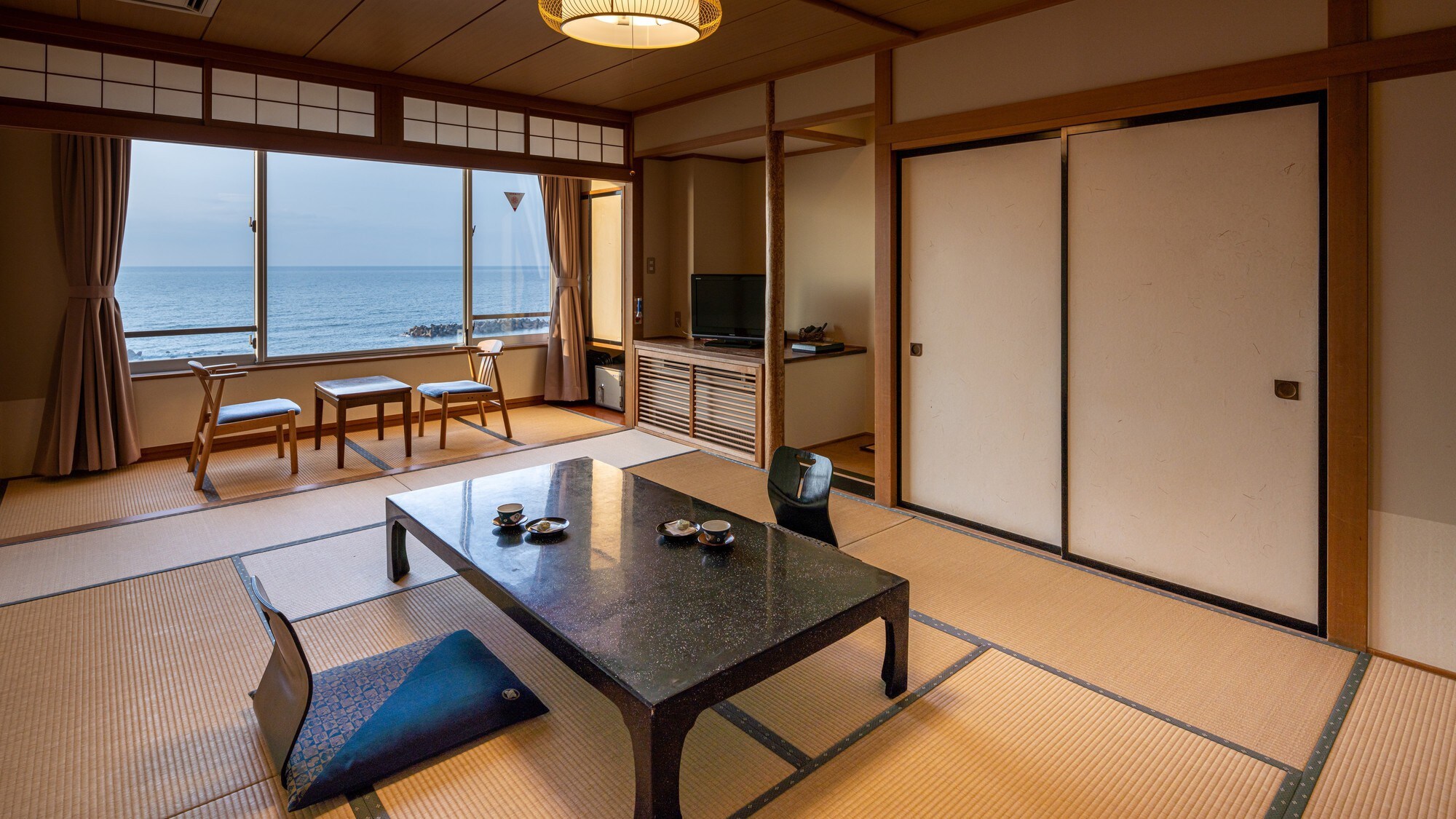 ■ [Ví dụ về phòng theo phong cách Nhật Bản rộng 12 chiếu tatami] Hãy thư giãn trong căn phòng này với bờ biển ngay trước mặt bạn. (Tất cả các phòng đều cấm hút thuốc)