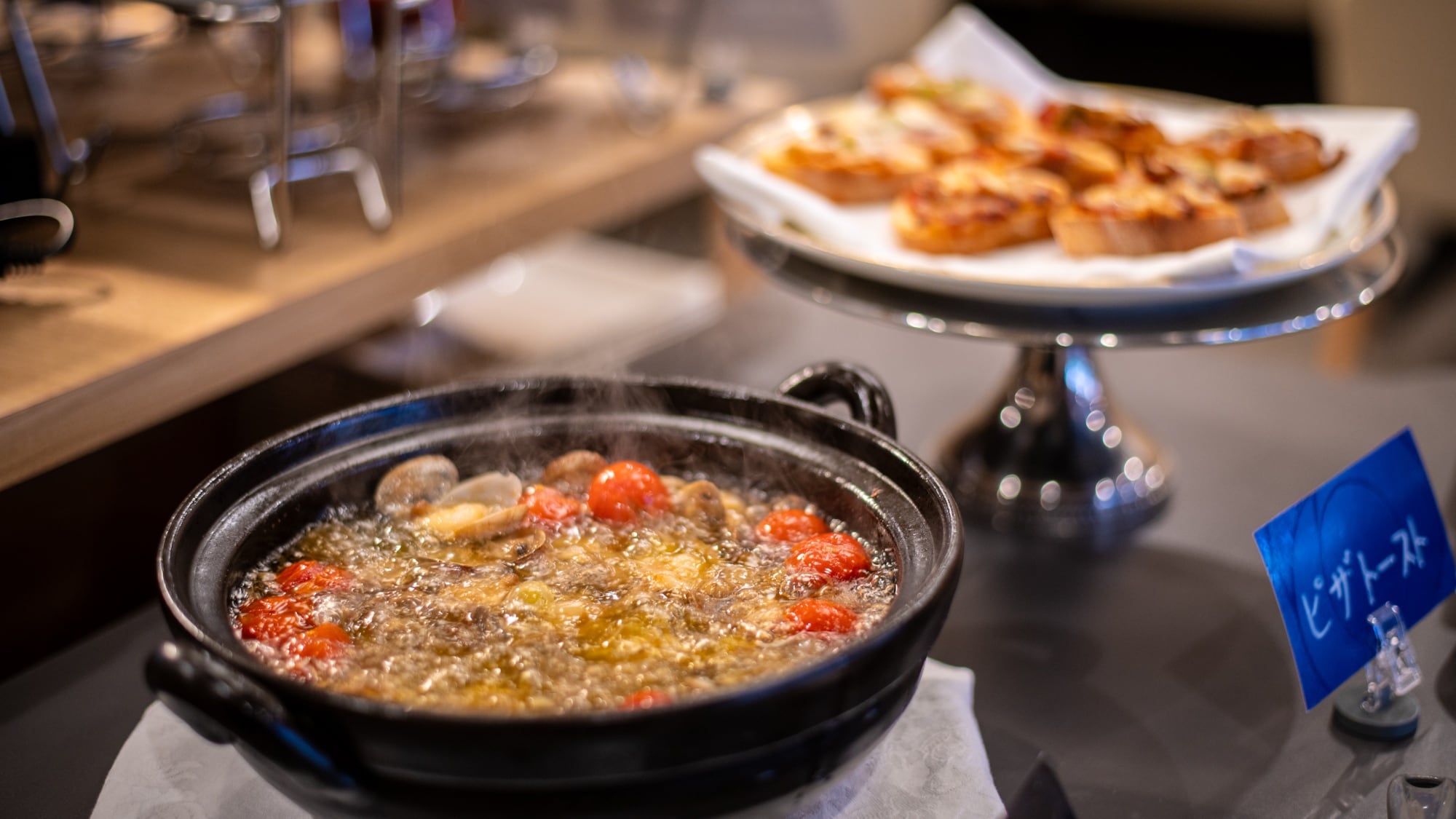 Weekend-only dinner buffet! We offer over 30 different Japanese, Western and Chinese dishes.
