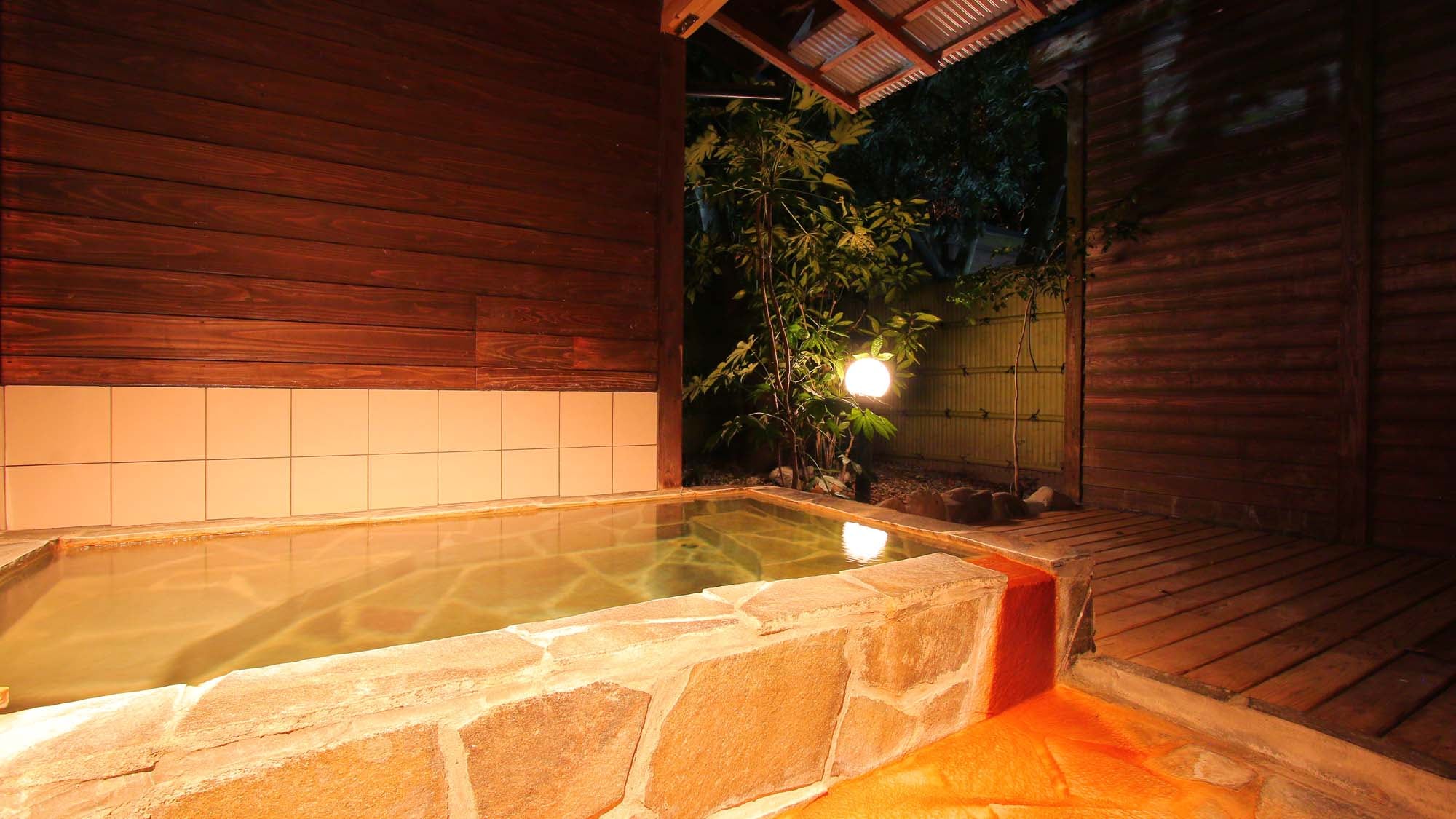 [Example of a room with an open-air bath on the first floor] Private open-air bath