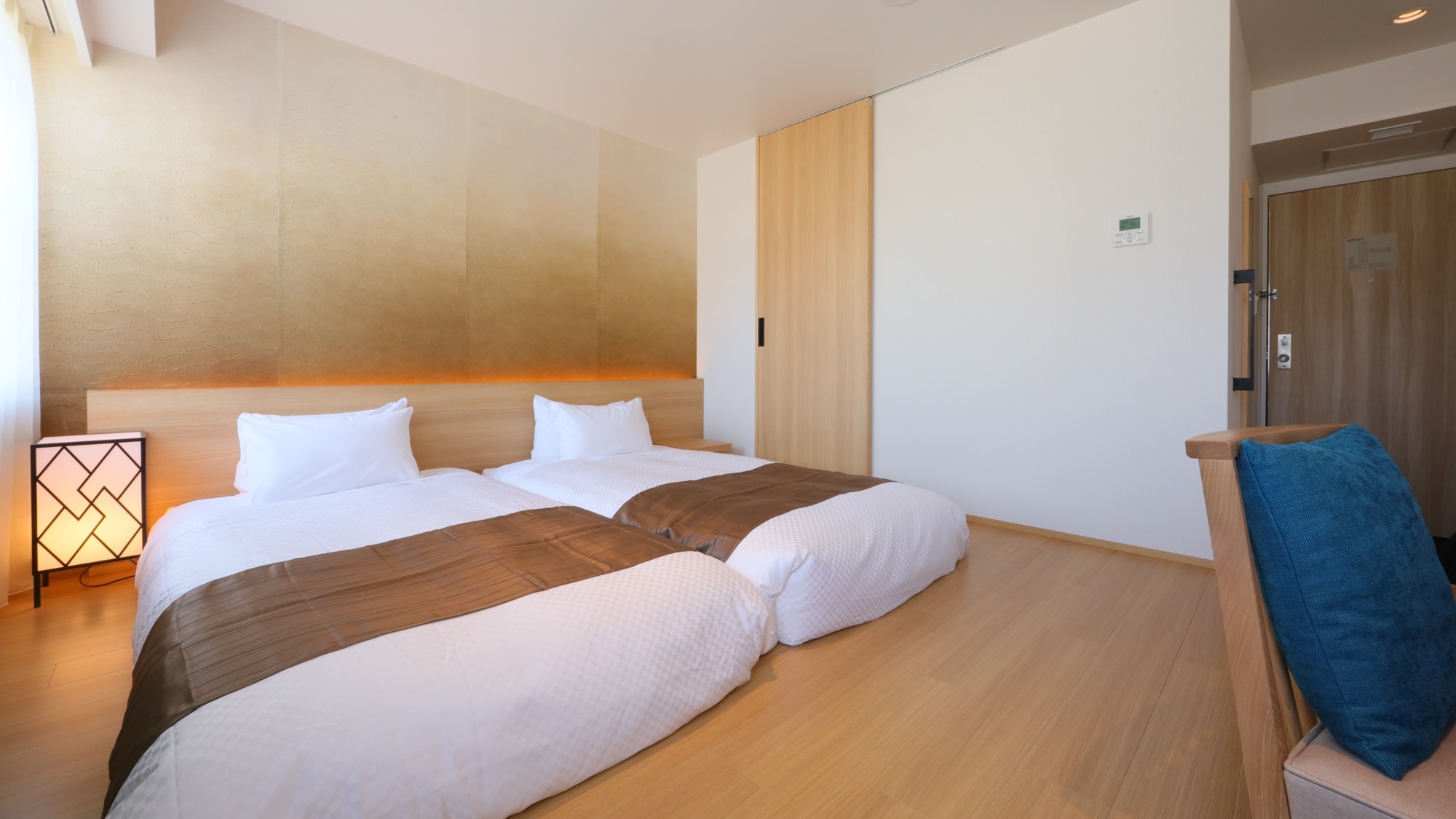 *[Stylish twin] Hollywood type with attached bed. Perfect for families with children!