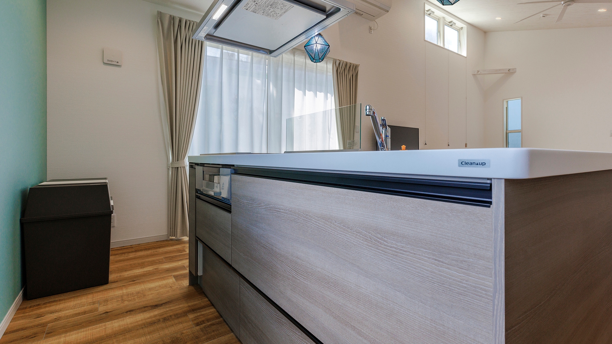 [La Ohana1] Island kitchen. You can cook while keeping an eye on your kids, so you can feel at ease.