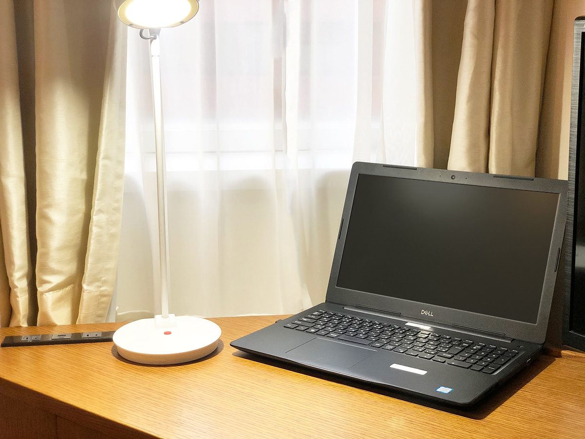 [Double room] Supports comfortable remote work with a desk light and two outlets on a spacious desk (image)