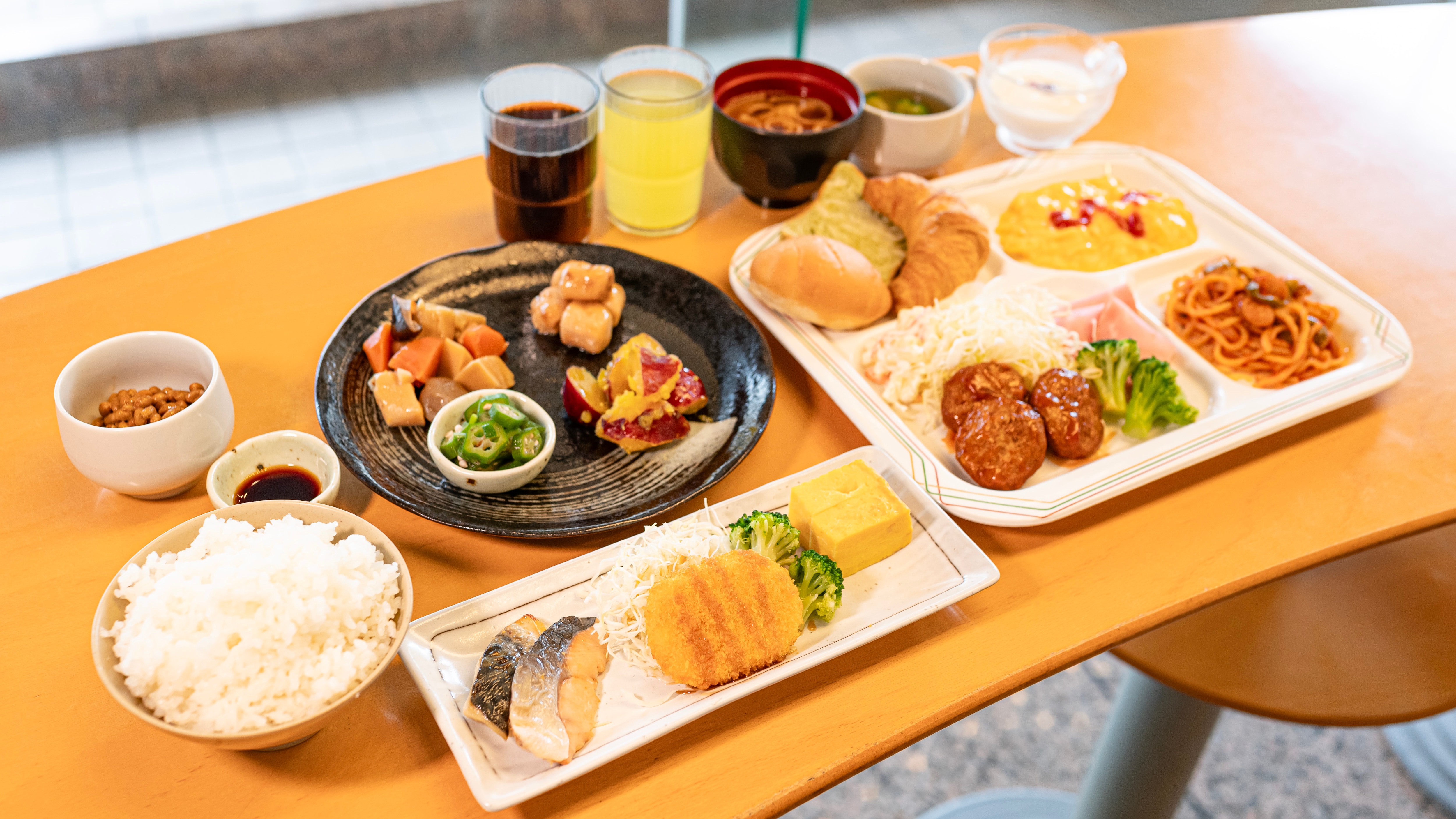 日式和西式自助早餐圖片