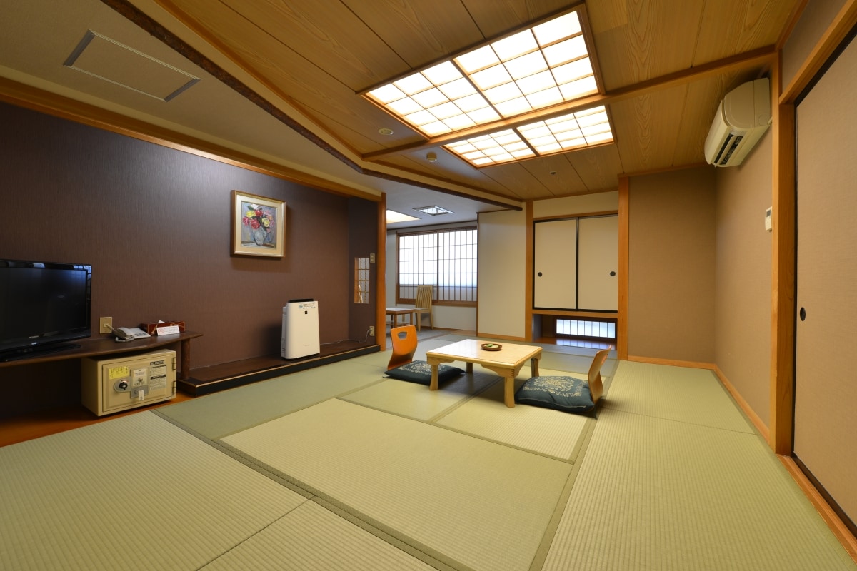 Standard Japanese-style room with indoor bath (Gekkokan, mountain side)