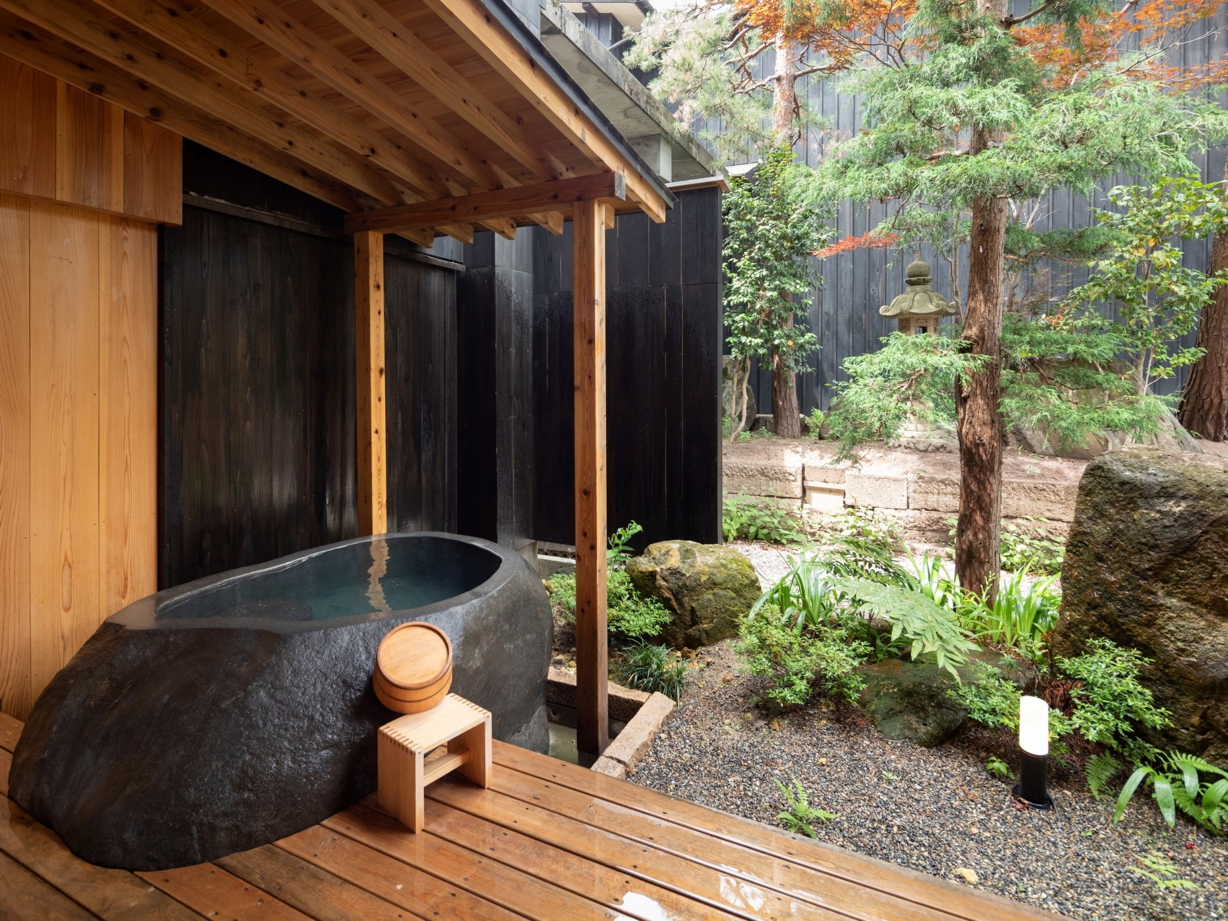 [YAMAGATA 03] An open-air bath with a hollowed out Zao stone in the garden. Enjoy the effective hot springs of Akayu while loving the small garden