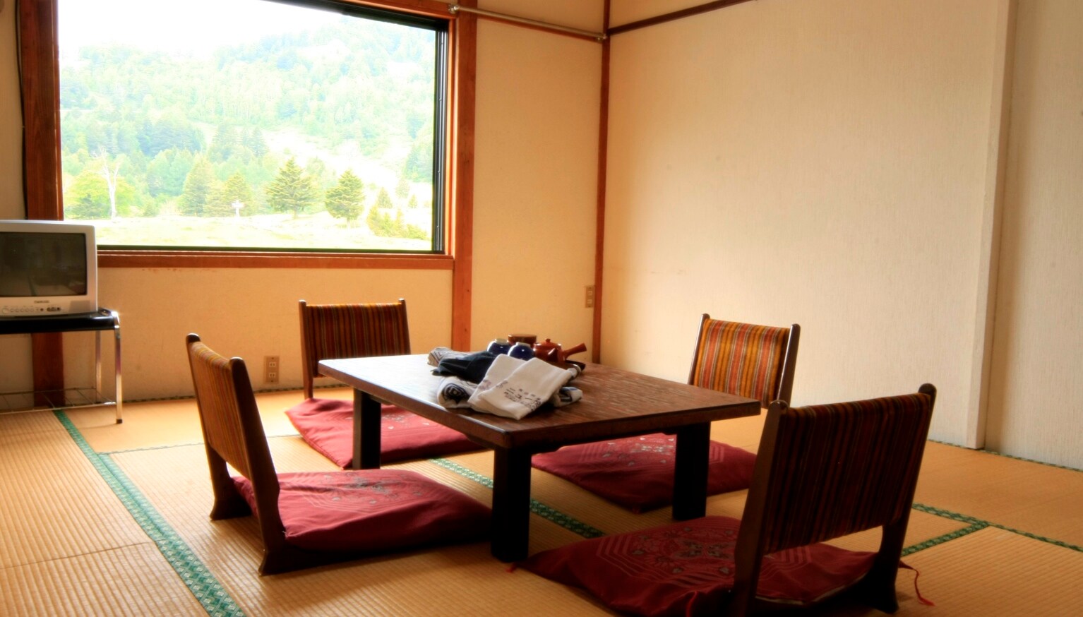 [Panorama] Japanese-style room with 10 tatami mats *TV not included.