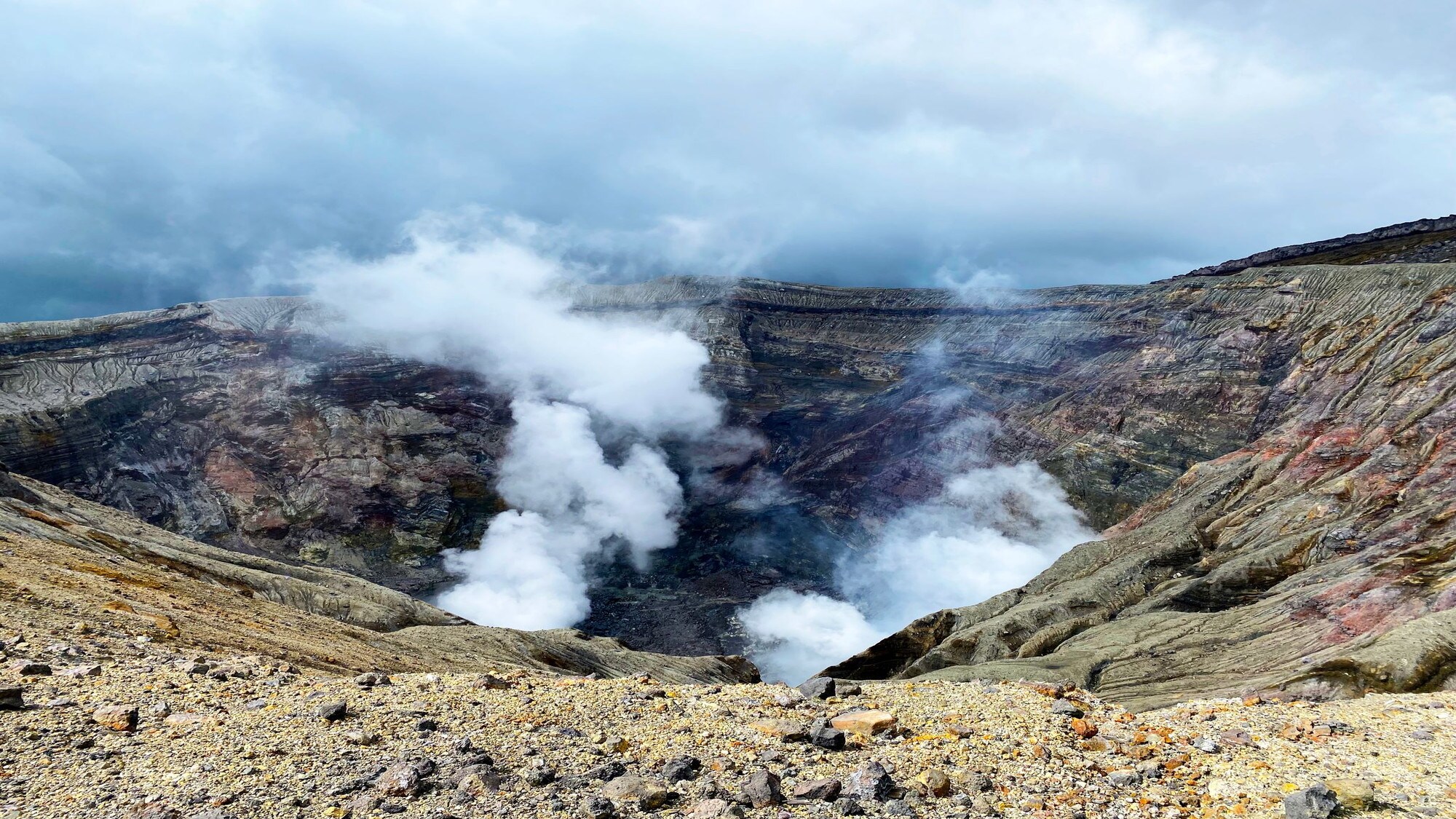[Kawah Aso Nakadake] Gunung Aso adalah gunung berapi yang masih aktif! Pastikan untuk melihat pemandangan spektakuler ini yang jarang Anda lihat (Foto milik Federasi Pariwisata Kumamoto)