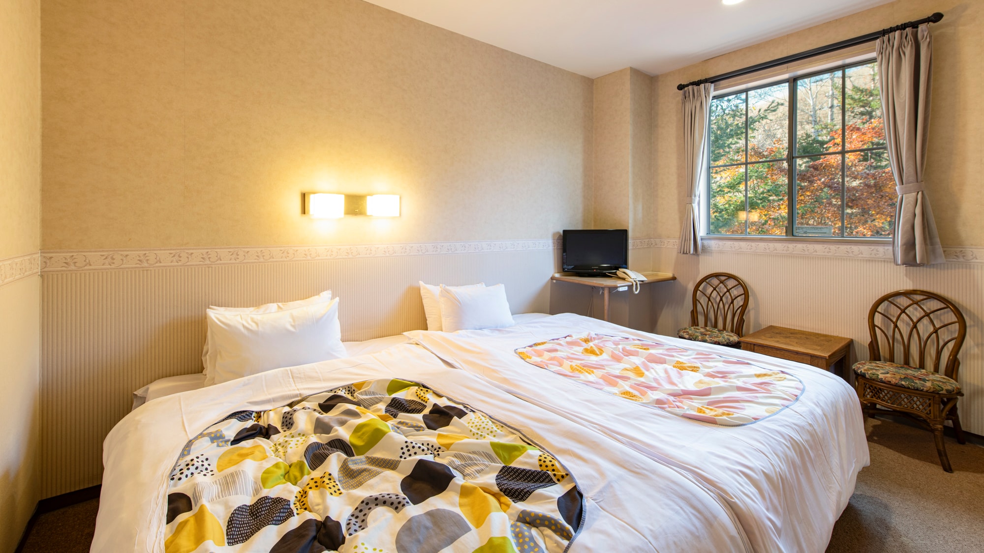 *Family room/Make the bed bigger by filling the gaps between the beds with cushions!