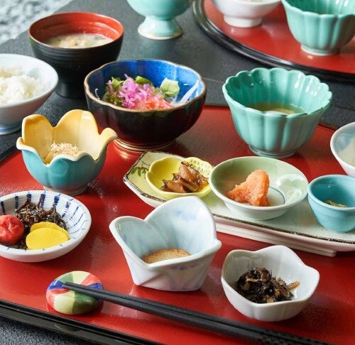 [Breakfast] Enjoy fresh local rice and vegetables.