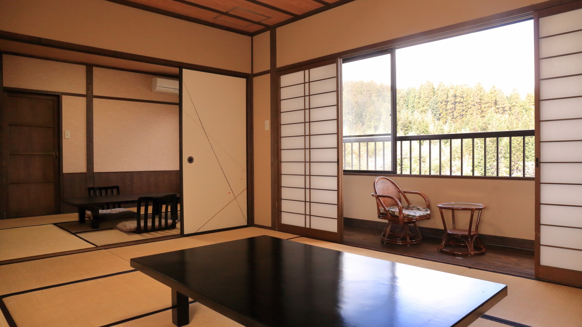[Japanese-style room with a view] <Building No. 3> The Japanese-style room with 6 tatami mats and 10 tatami mats has a great view.