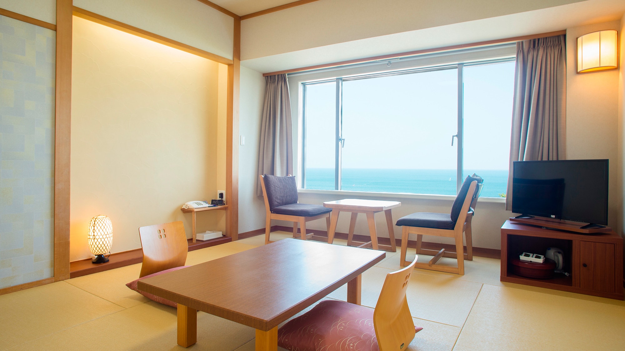 Ocean view♪ Japanese-style room with 10 tatami mats