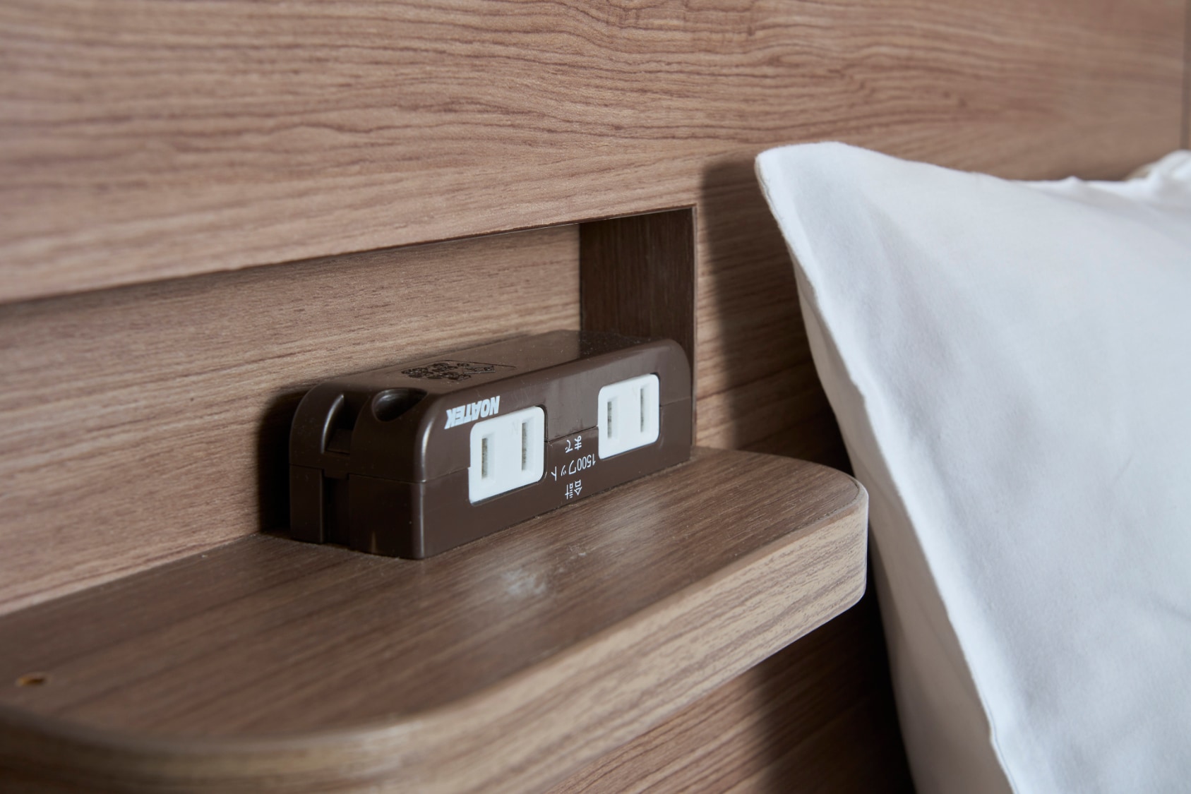 Since there is a power supply at the bedside, it is convenient to charge your smartphone!