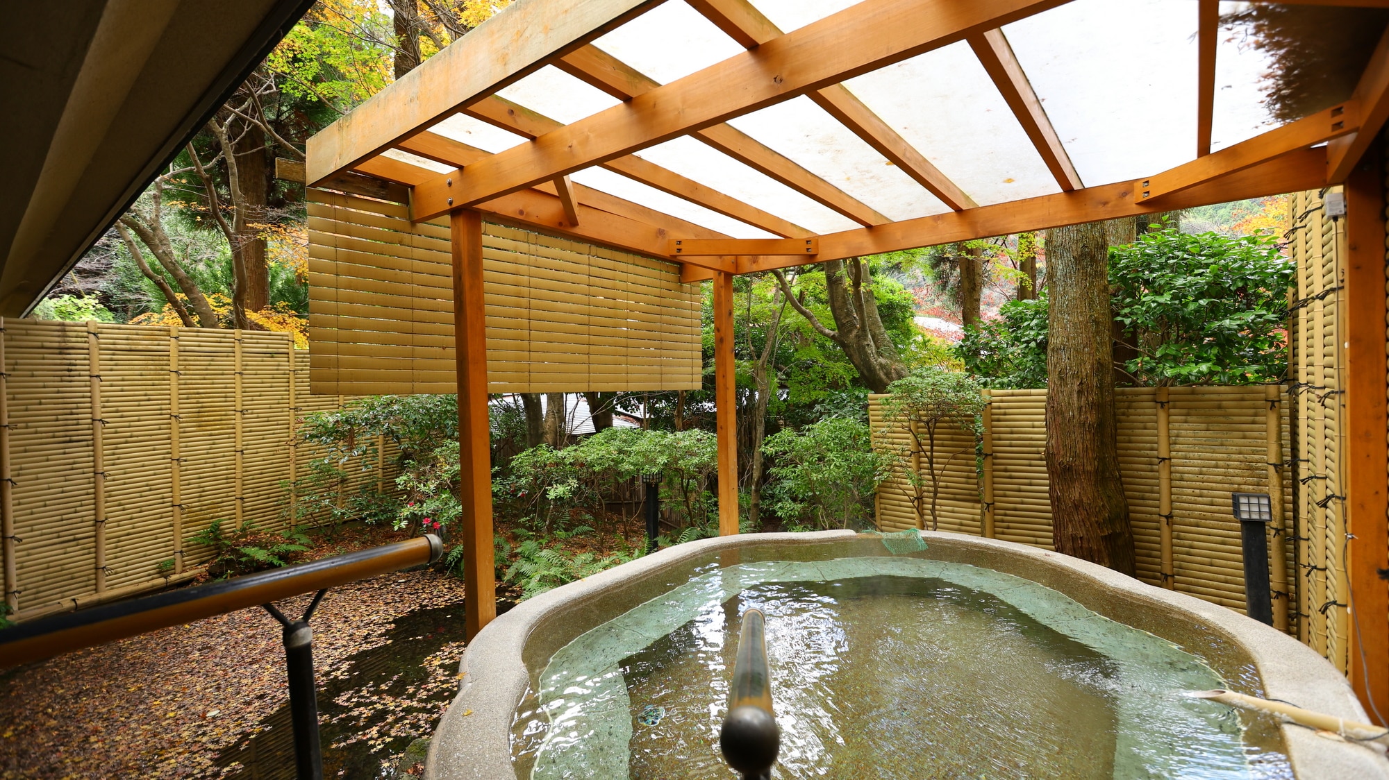 [Open-air bath for ladies] A relaxing time enjoying the famous hot springs in the autumn breeze.