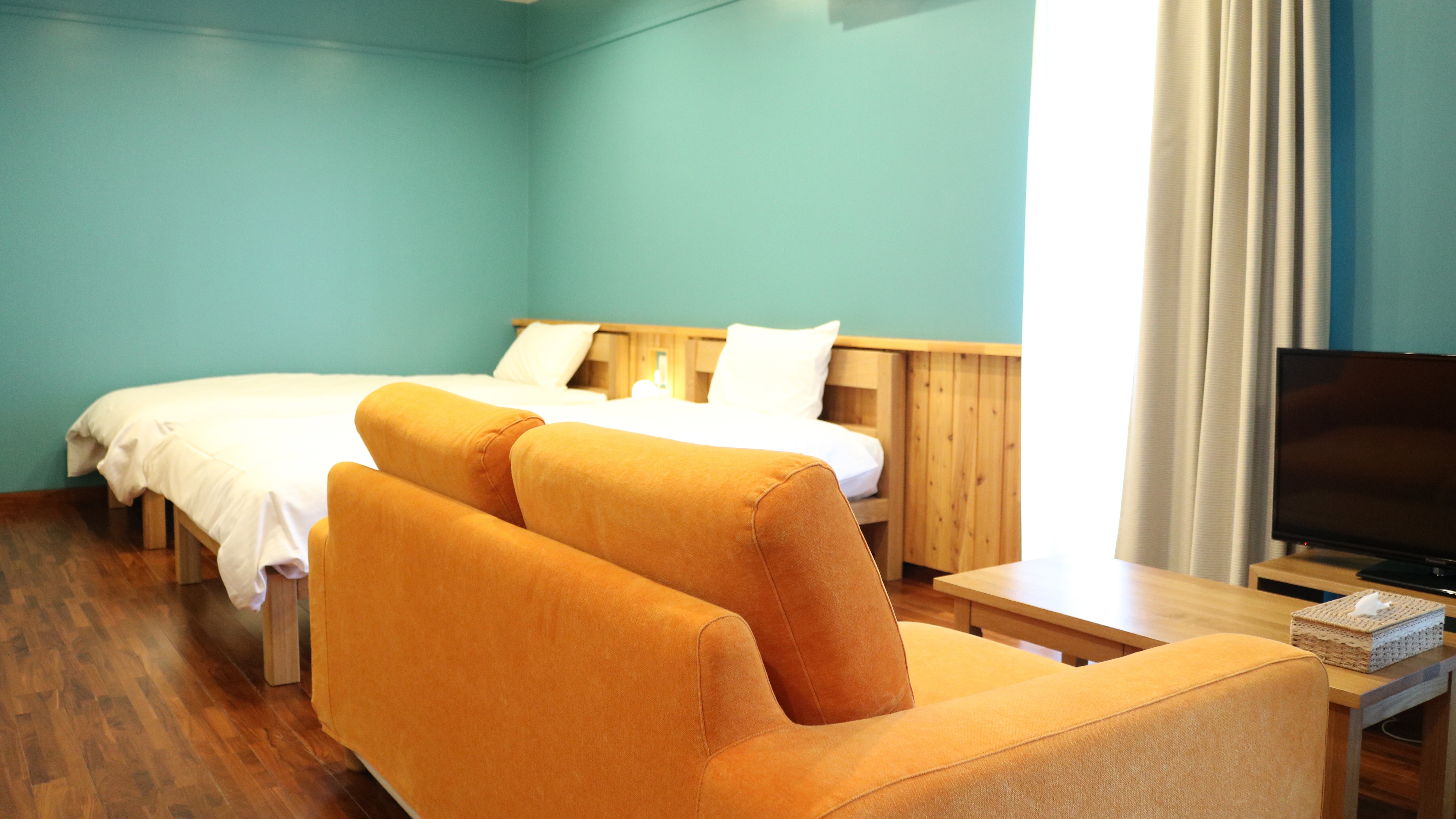 Western-style single + semi-double room