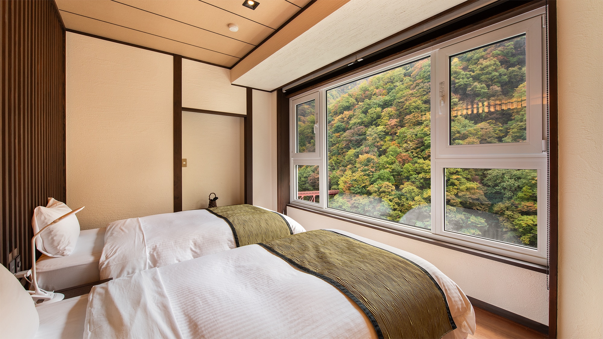 [Top floor, modern Japanese-Western style room, 8 tatami mats + twin bed] Room with a great view