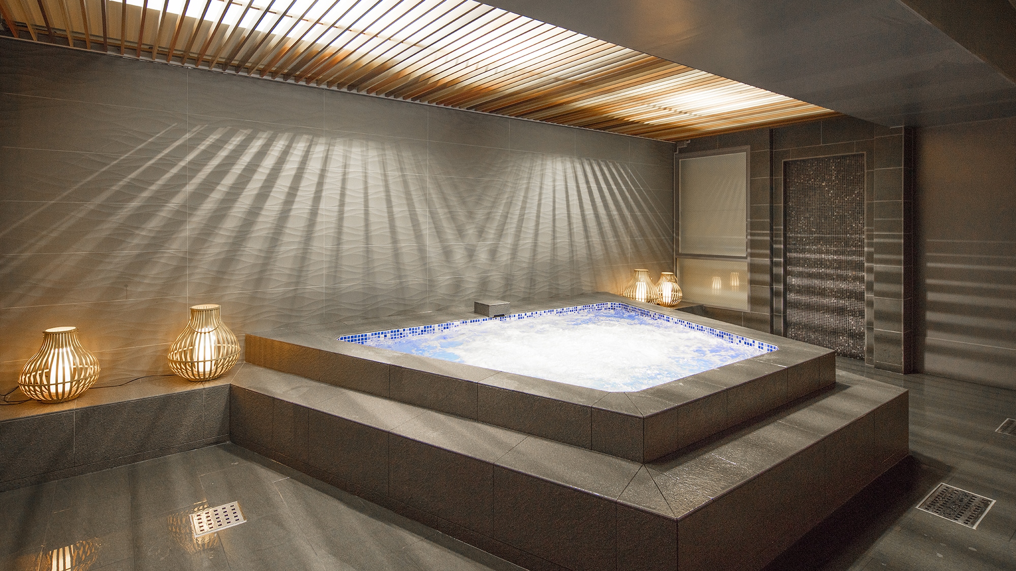 [Indoor pool] Jacuzzi attached to the pool