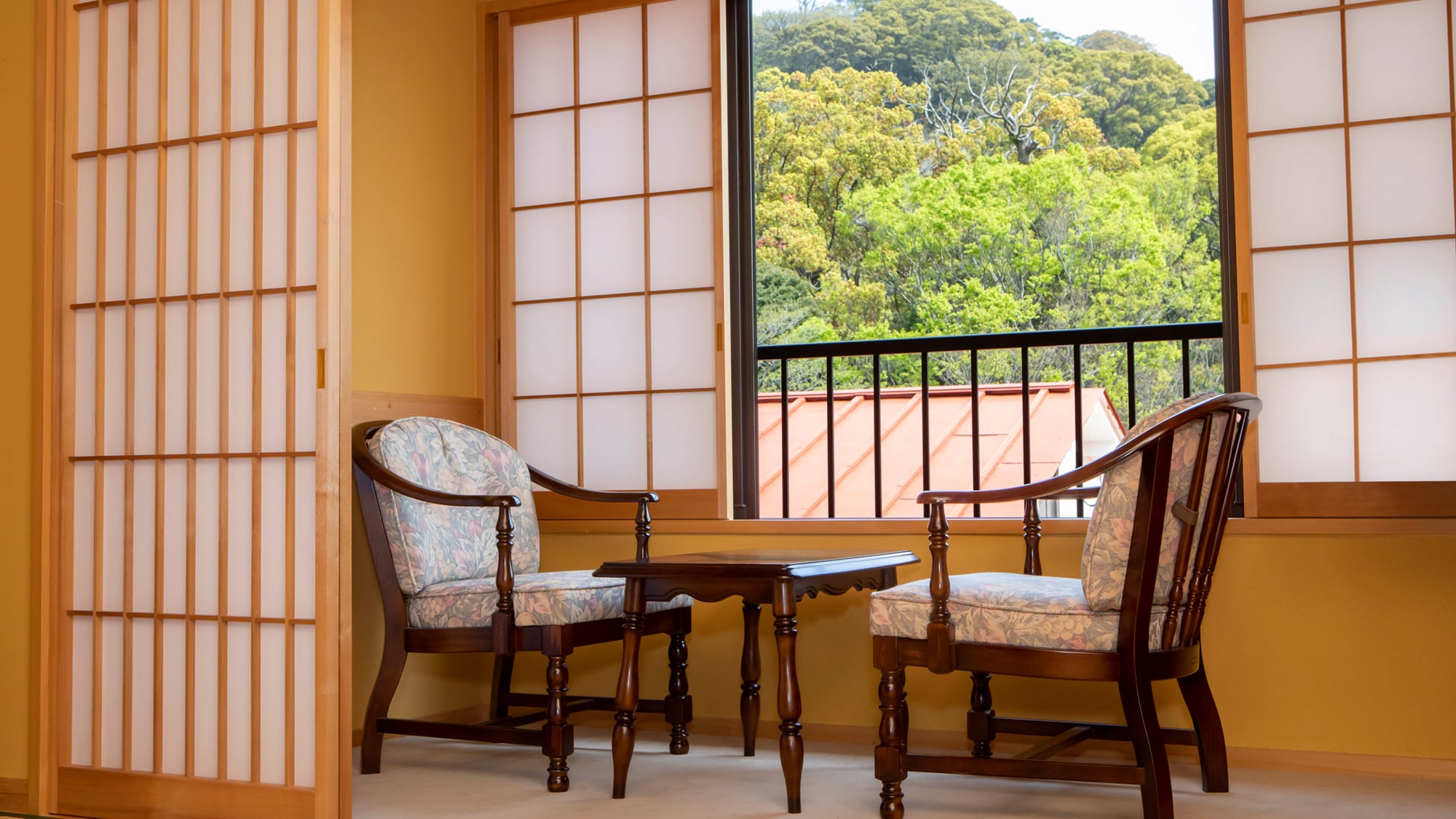 [Main building] The sound of the water flowing down the Ito River and the rustling leaves of a 2000-year-old camphor tree are the perfect background music.
