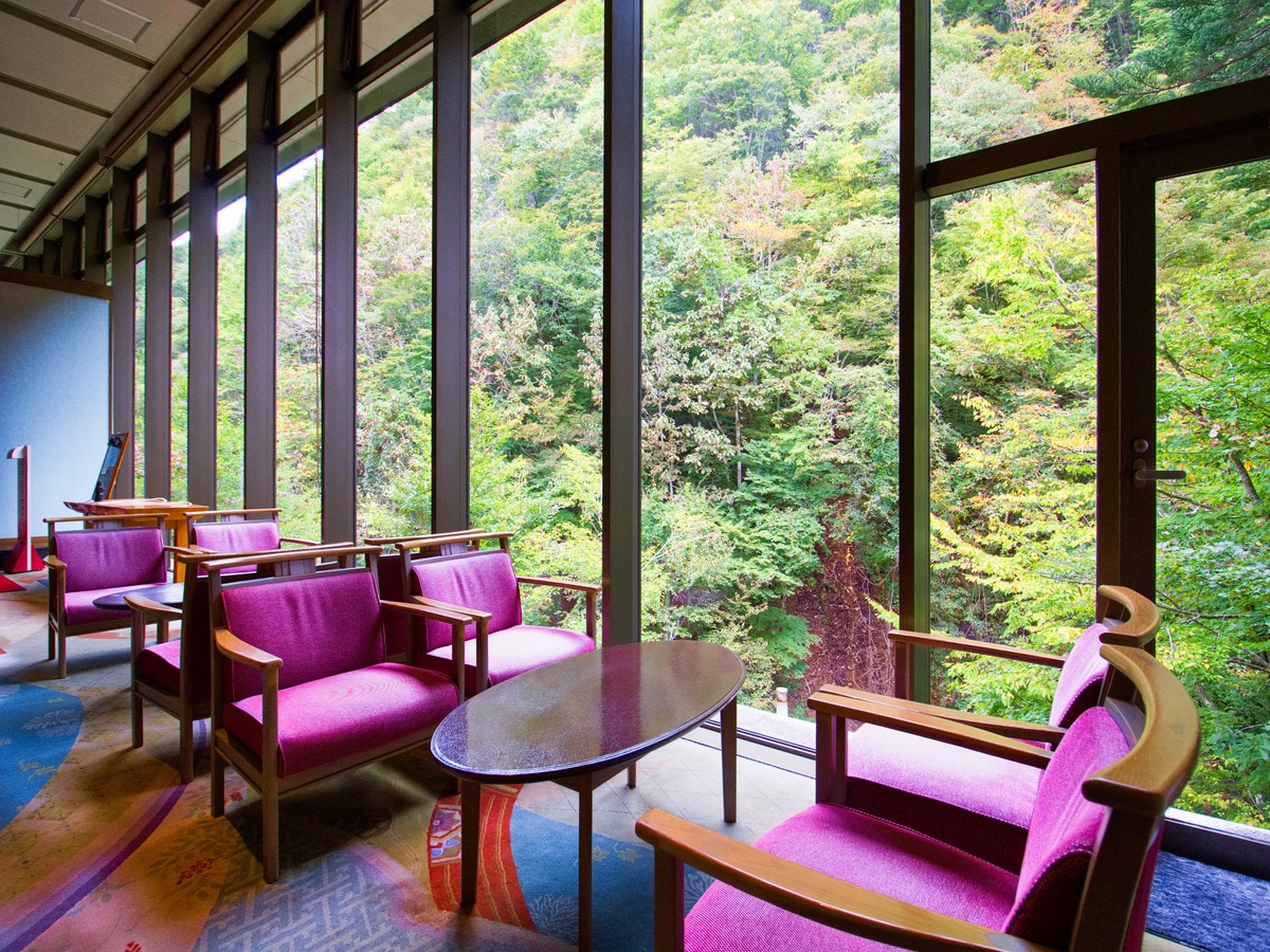 Từ những cửa sổ lớn ở sảnh, bạn có thể trải nghiệm cận cảnh sự thay đổi của các mùa ở Yunishigawa.