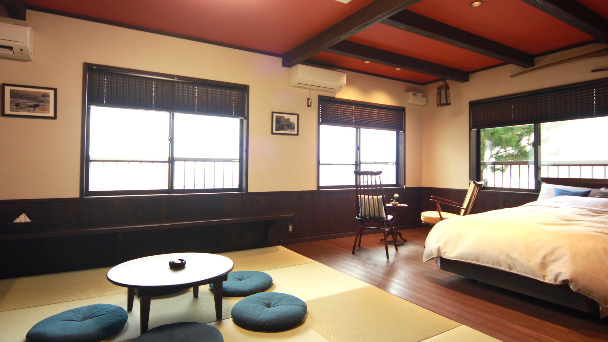 [Hikari no Ma] A concept room that recreates a seaside boathouse. A Japanese-Western style suite with two Simmons semi-double beds.
