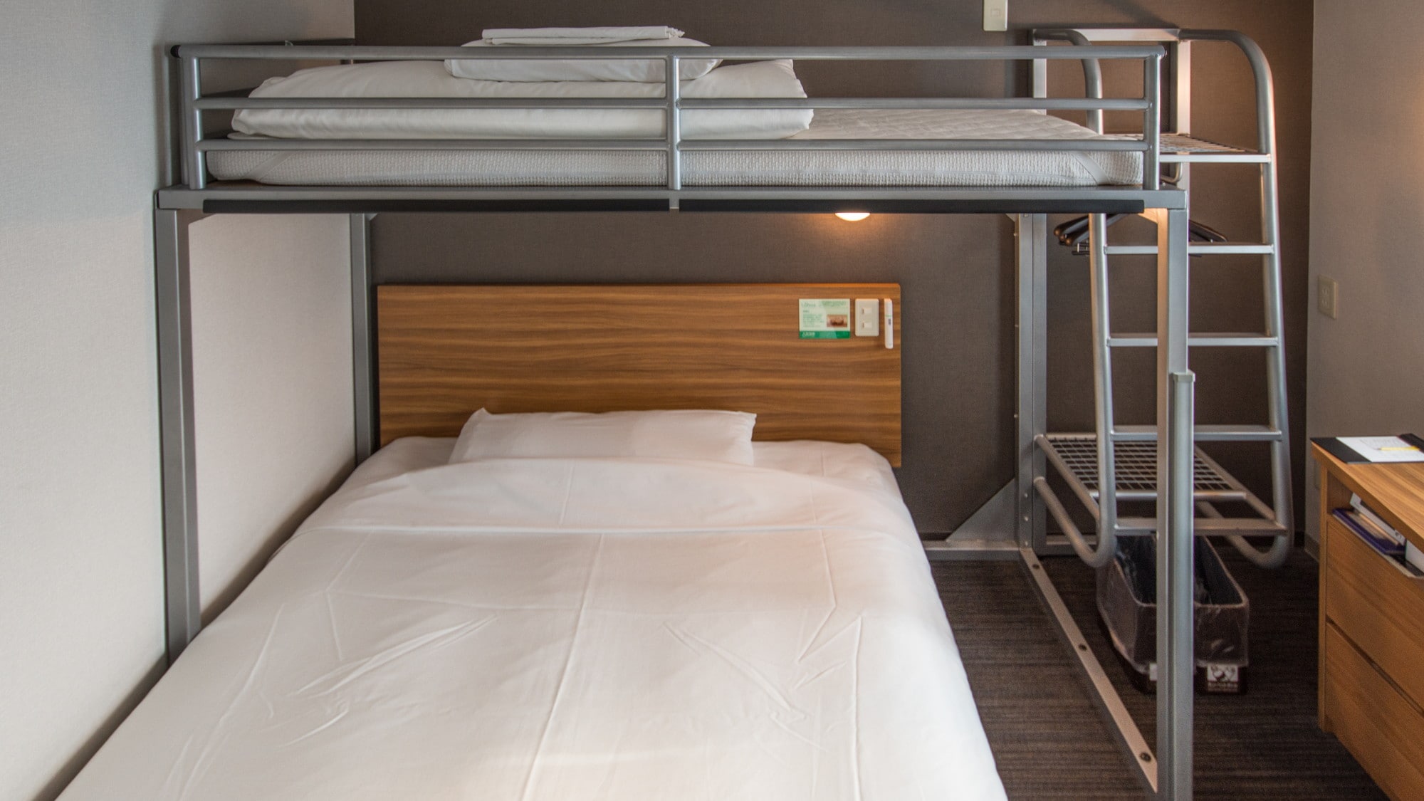 配有受儿童喜爱的阁楼床。